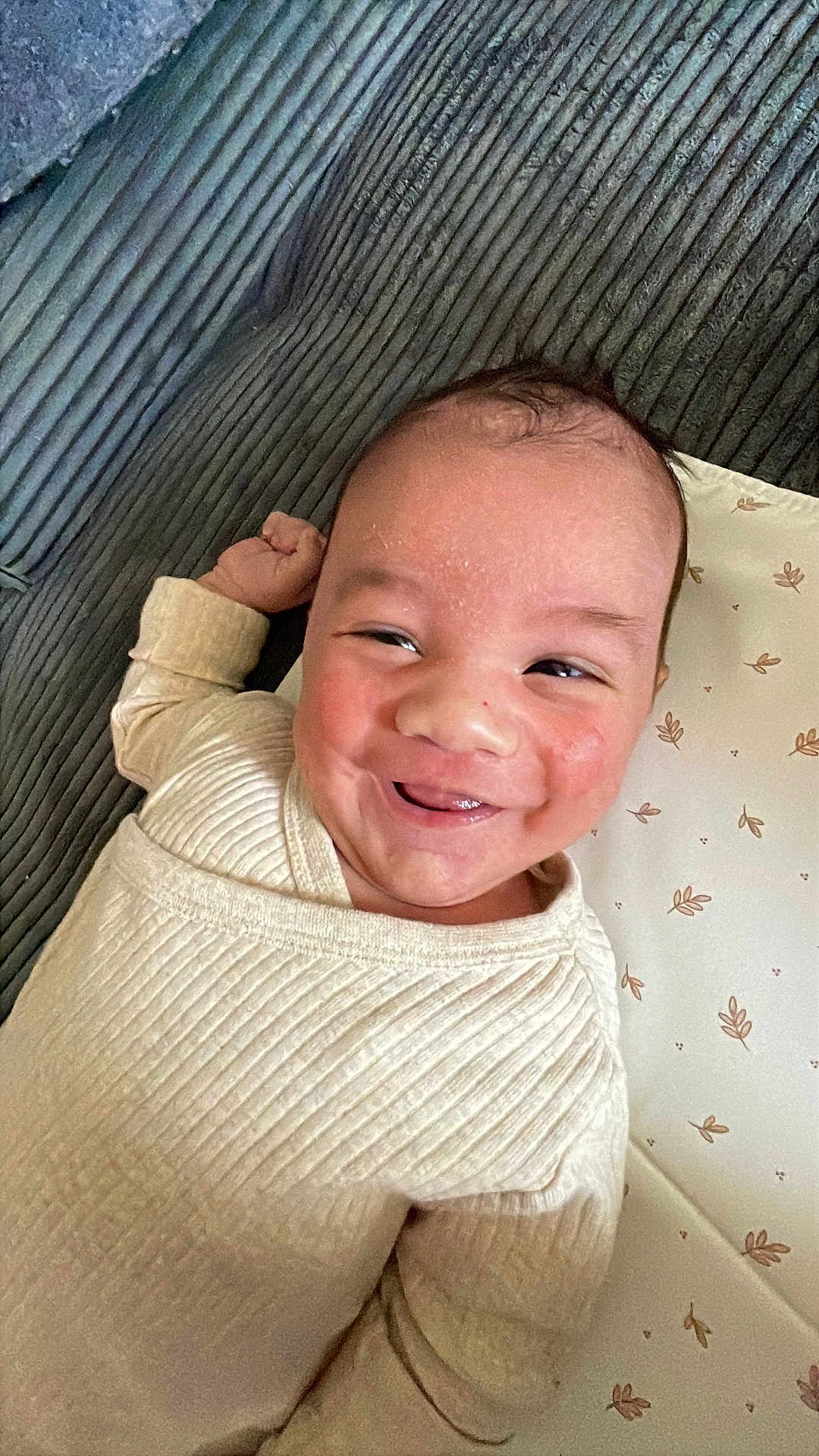 Owen participe au concours pour gagner de l'argent avec cette photo : baby, smiling, infant, cozy, face, cheeks, lying_down, clothing, soft_texture, happy, cute, child, skin, expression, indoors, blanket, pattern, head, portrait, young
