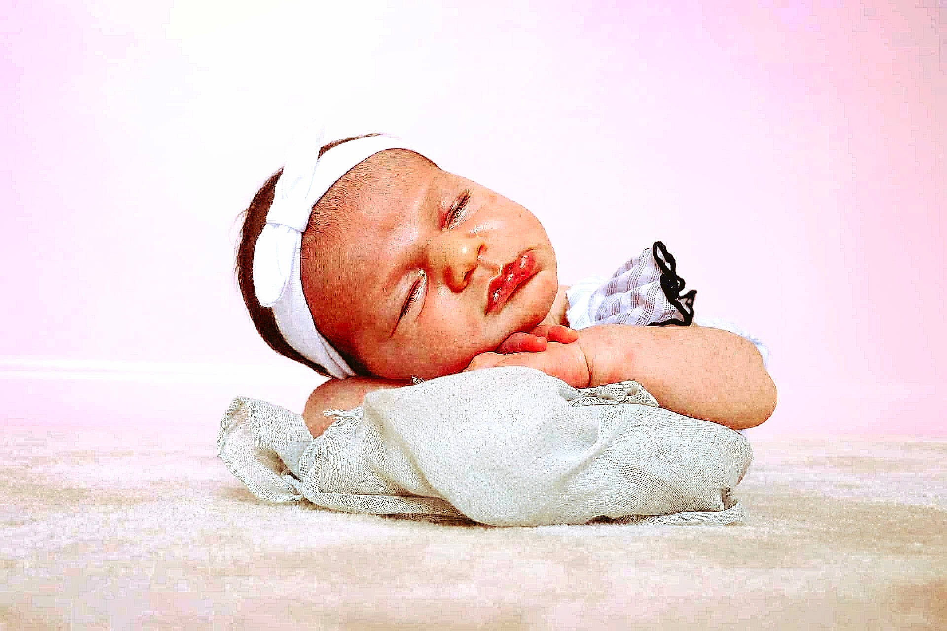 Melis a rejoint le concours — aidez-le/la à gagner de superbes lots ! baby, baby_sleeping, cheek, child, ear, fashion_accessory, hair_accessory, happy, headband, headgear, nose, person, photograph, photography, pink, portrait, portrait_photography, skin, sleep, toddler