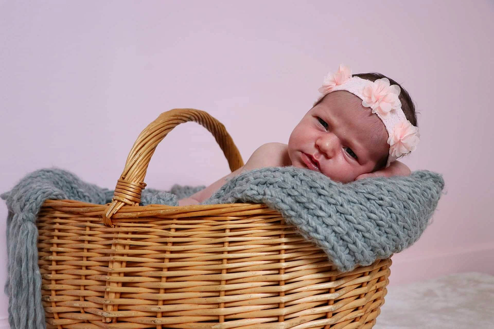 Melis a rejoint le concours — aidez-le/la à gagner de superbes lots ! baby, baby_products, basket, child, flower_girl_basket, headwear, home_accessories, person, picnic_basket, product, storage_basket, wicker, wool