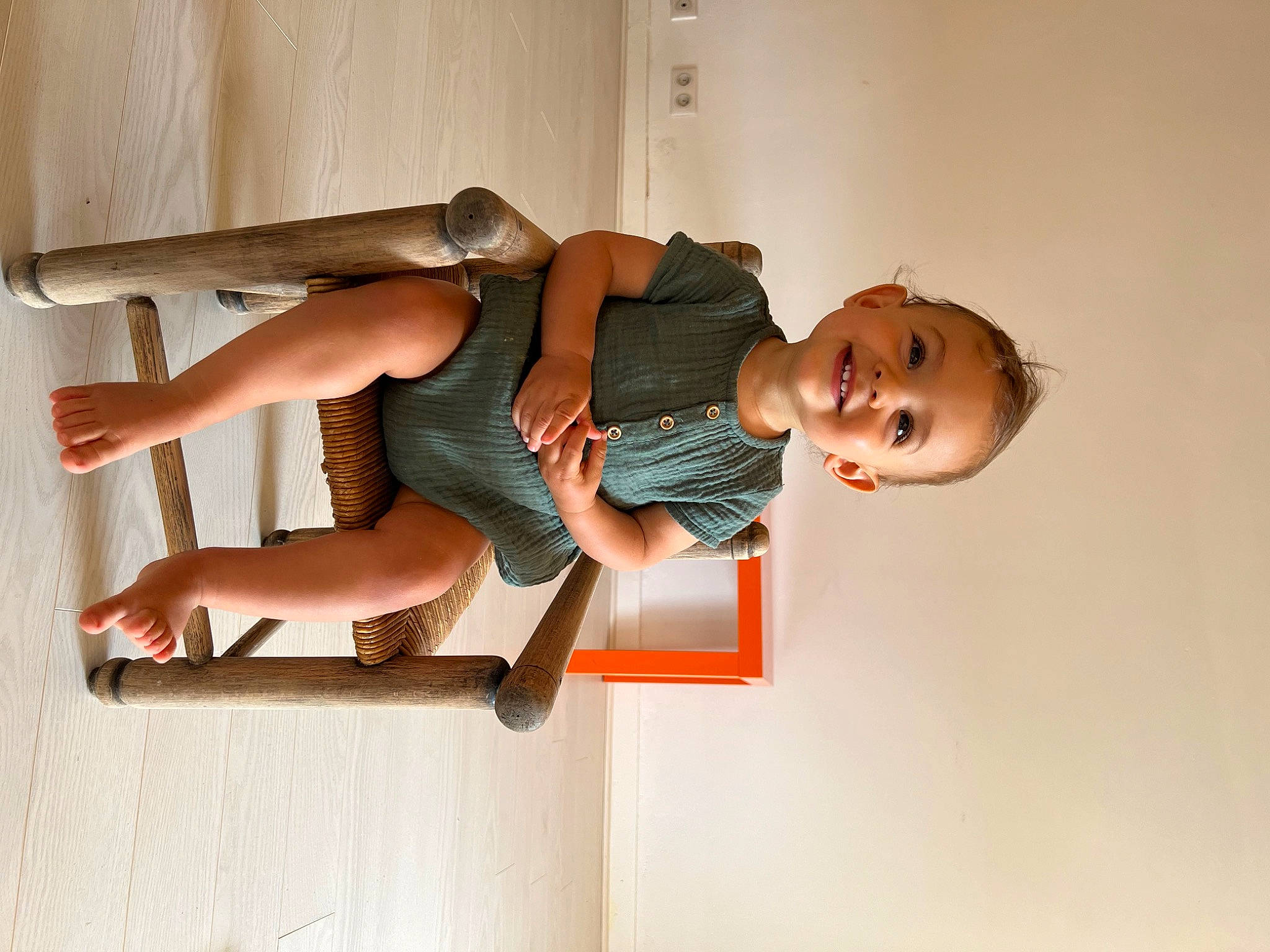 Raphaël participe au concours pour gagner de l'argent avec cette photo : arm, balance, calf, dress, elbow, finger, flash_photography, foot, fun, human_leg, joy, knee, leg, person, shorts, shoulder, smile, thigh, trunk, waist