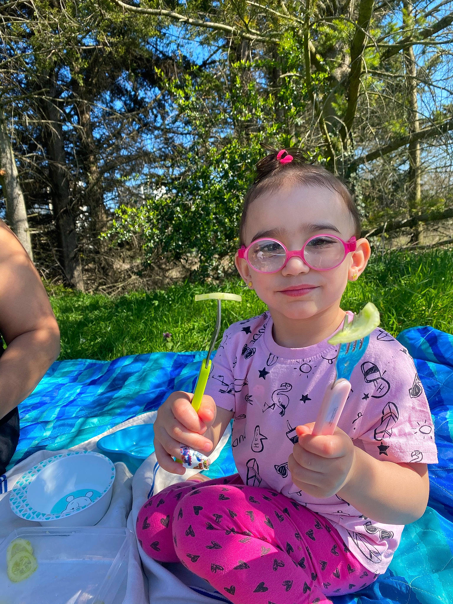 Lénaa a rejoint le concours — aidez-le/la à gagner de superbes lots ! blue, botany, child, electric_blue, event, facial_expression, fun, grass, happy, jewellery, joy, leaf, leisure, magenta, necklace, person, personal_protective_equipment, plant, recreation, summer