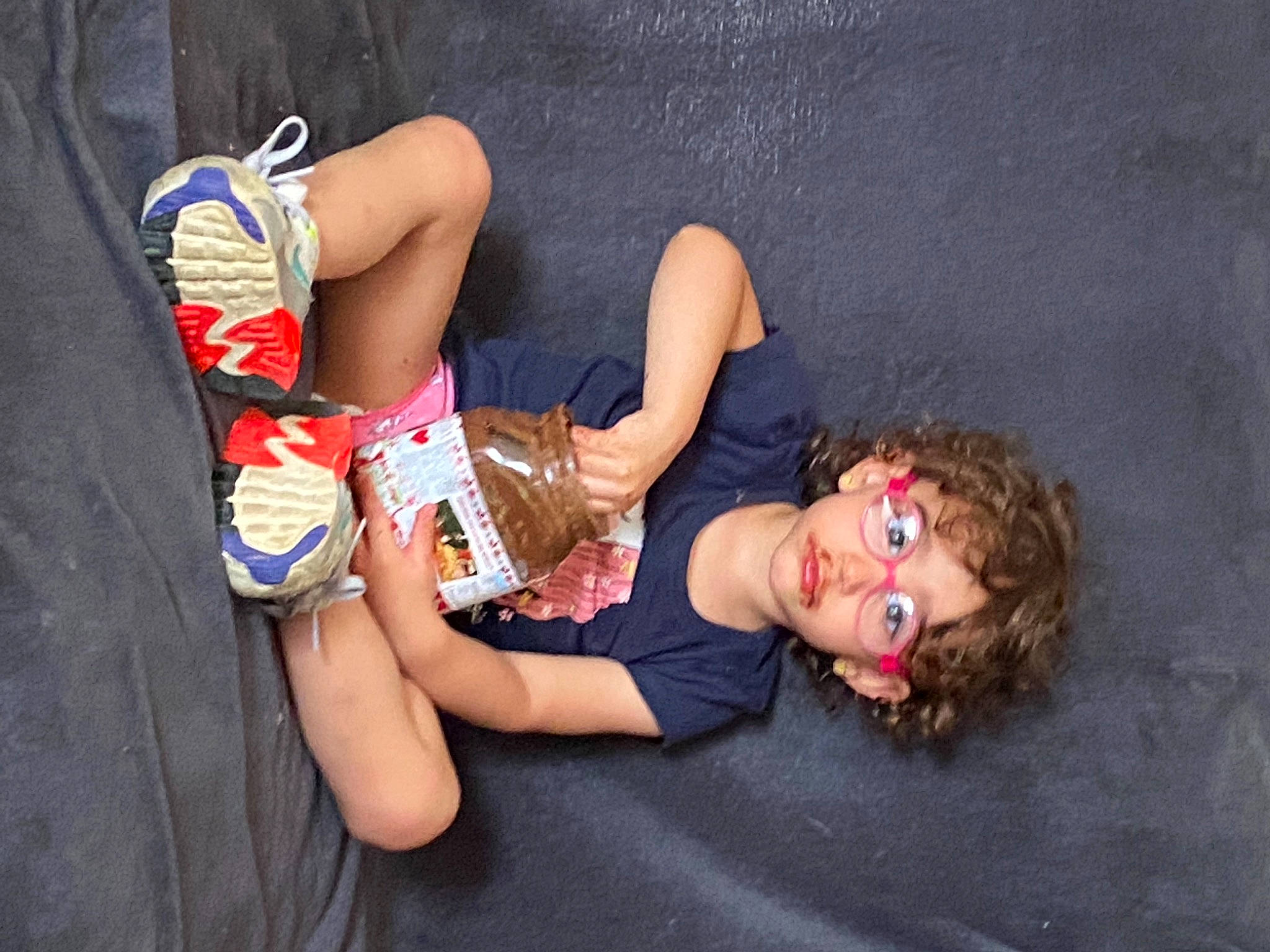 Lénaa a rejoint le concours — aidez-le/la à gagner de superbes lots ! abdomen, elbow, eyewear, finger, flash_photography, foot, fun, grass, hand, happy, human_leg, joint, knee, leg, leisure, person, sandal, shoe, sneakers, thigh