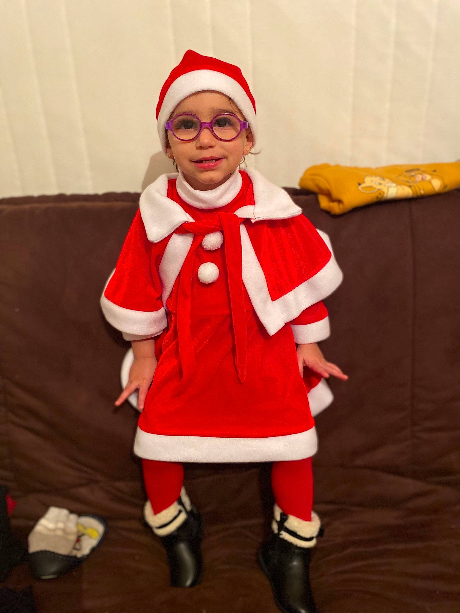 Lénaa participe au concours pour gagner de l'argent avec cette photo : christmas, christmas_eve, clothing, costume_hat, couch, event, fictional_character, fun, fur, glove, headwear, holiday, joy, knee, lap, outerwear, person, santa_claus, sleeve, smile