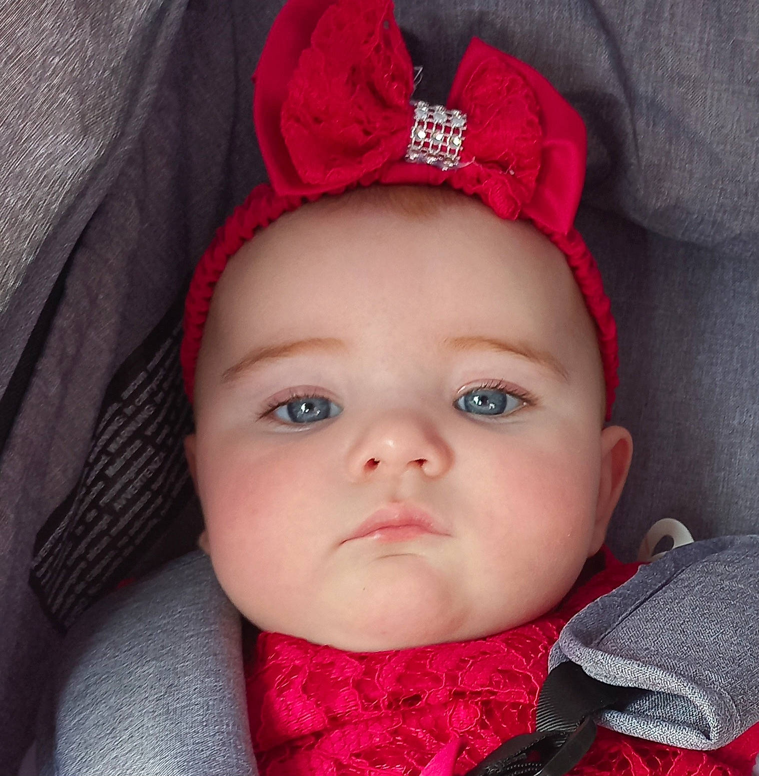 Sayana participe au concours pour gagner de l'argent avec cette photo : baby, baby_toddler_clothing, cap, cheek, chin, eye, eyebrow, eyelash, head, human_body, iris, lip, nose, outerwear, person, pink, red, skin, sleeve, textile
