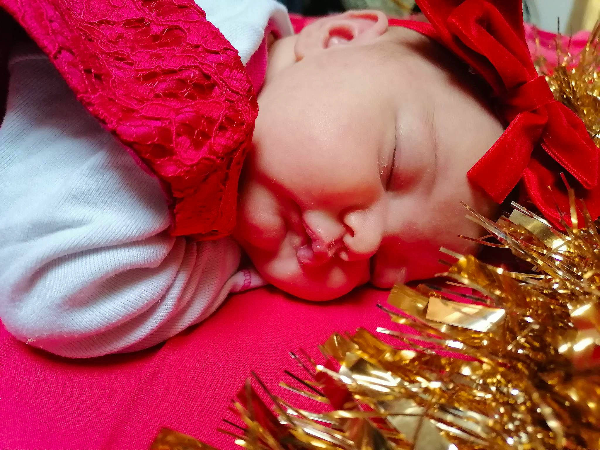 Sayana a rejoint le concours — aidez-le/la à gagner de superbes lots ! child, christmas_ornament, christmas_tree, close_up, event, facial_expression, grass, green, happy, holiday, holiday_ornament, magenta, ornament, person, pink, plant, red, toddler, tradition, tree