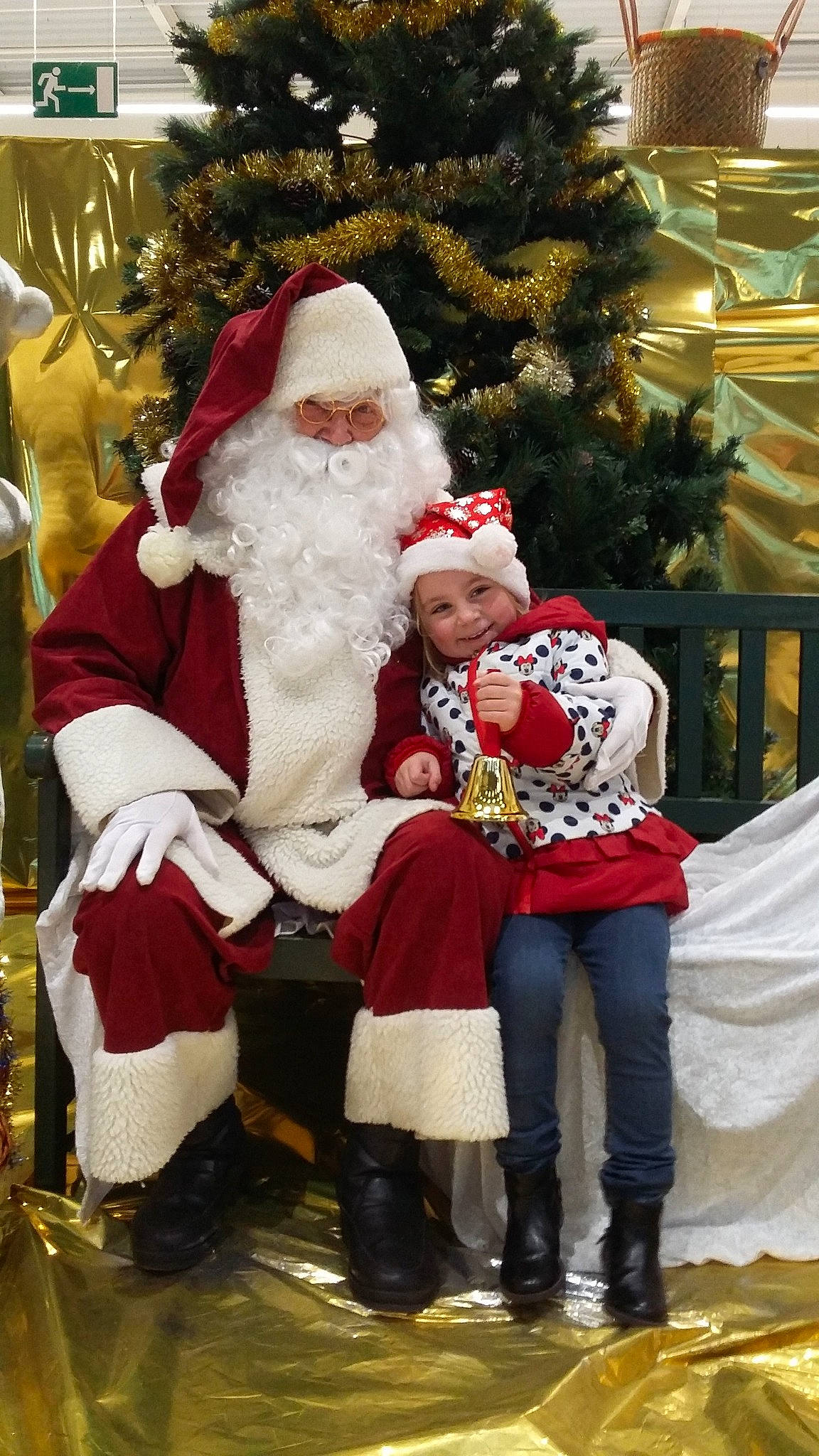 Klélya a rejoint le concours — aidez-le/la à gagner de superbes lots ! christmas, christmas_decoration, christmas_tree, event, fictional_character, headwear, holiday, joy, lap, person, santa_claus, tree