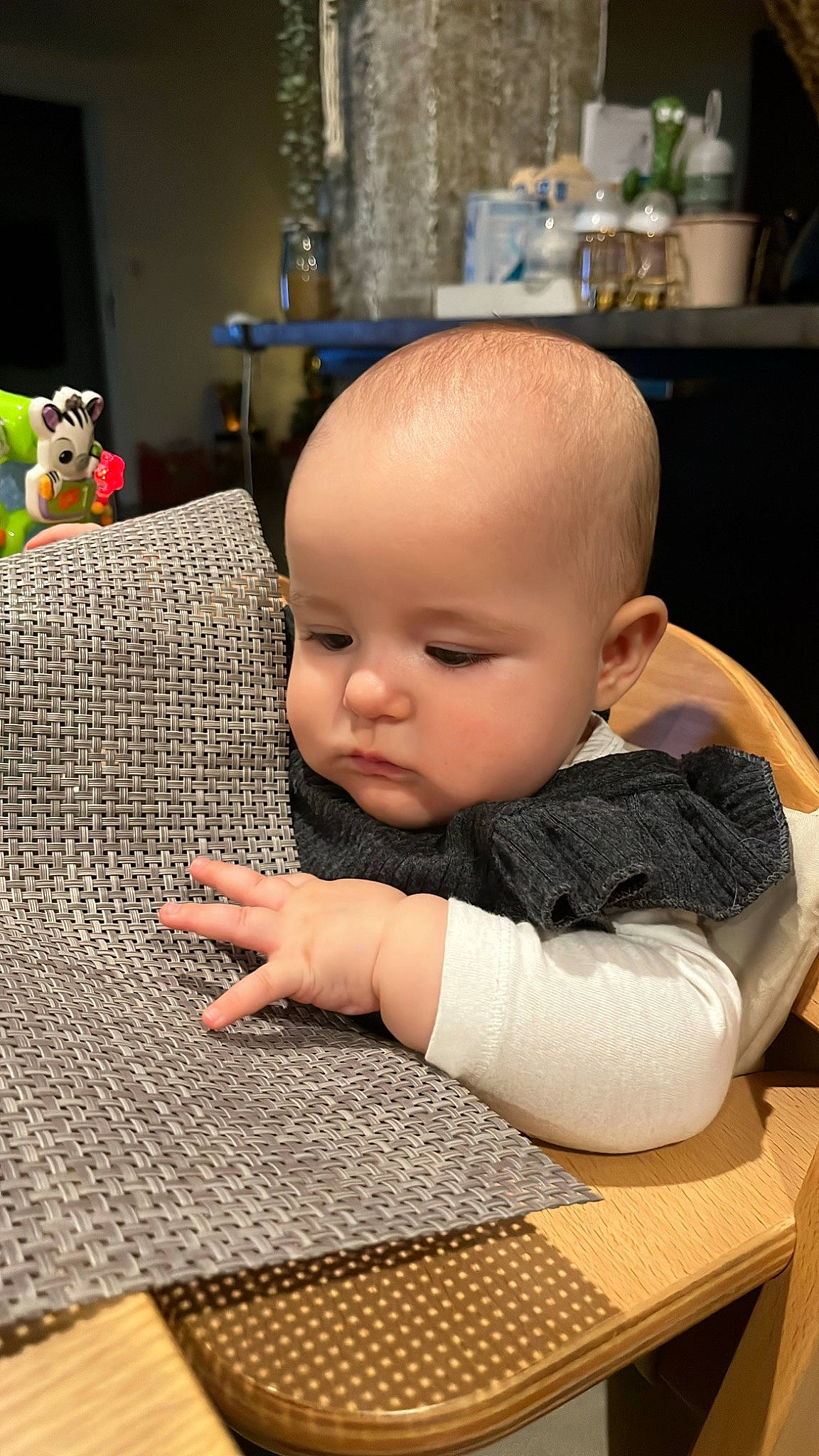Victoire participe au concours pour gagner de l'argent avec cette photo : baby, baby_toddler_clothing, carpet, cheek, child, comfort, desk, finger, flooring, flowerpot, houseplant, person, plant, play, room, sitting, stuffed_toy, table, toddler, toy