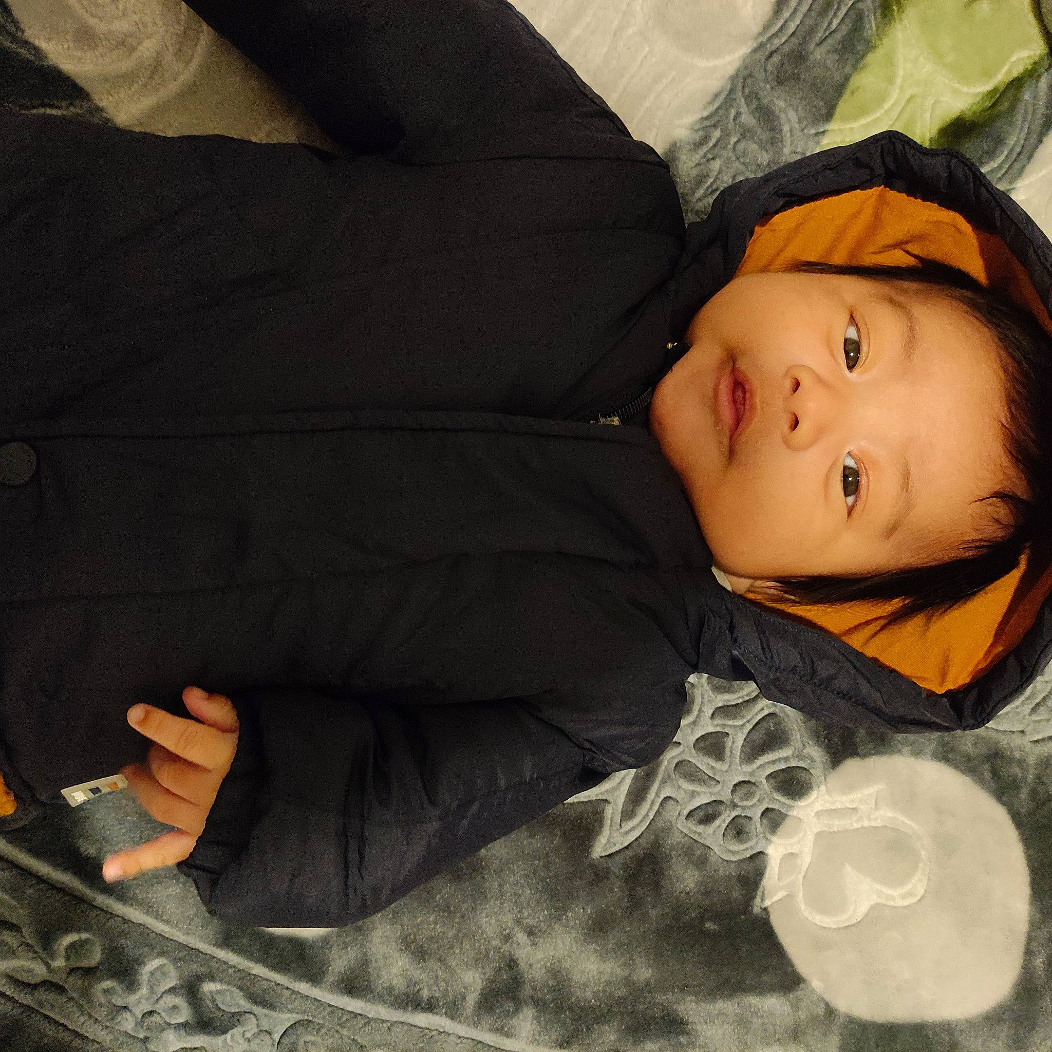 Luan a rejoint le concours — aidez-le/la à gagner de superbes lots ! baby, baby_toddler_clothing, cheek, child, comfort, cool, flooring, fun, grass, human_leg, linens, pattern, person, room, sitting, sleep, sleeve, textile, toddler, tree