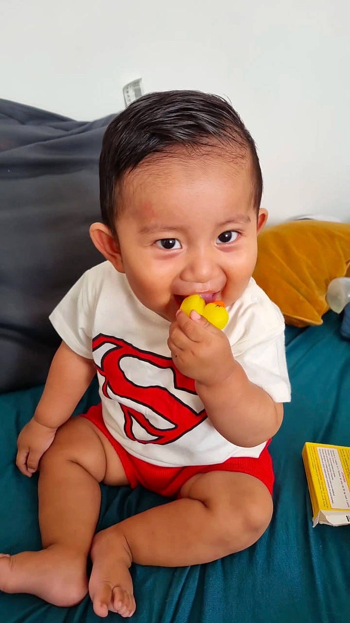 Luan participe au concours pour gagner de l'argent avec cette photo : arm, baby, baby_toddler_clothing, chair, cheek, child, chin, eye, finger, fun, hairstyle, happy, leg, mouth, nose, person, sitting, skin, sleeve, t_shirt