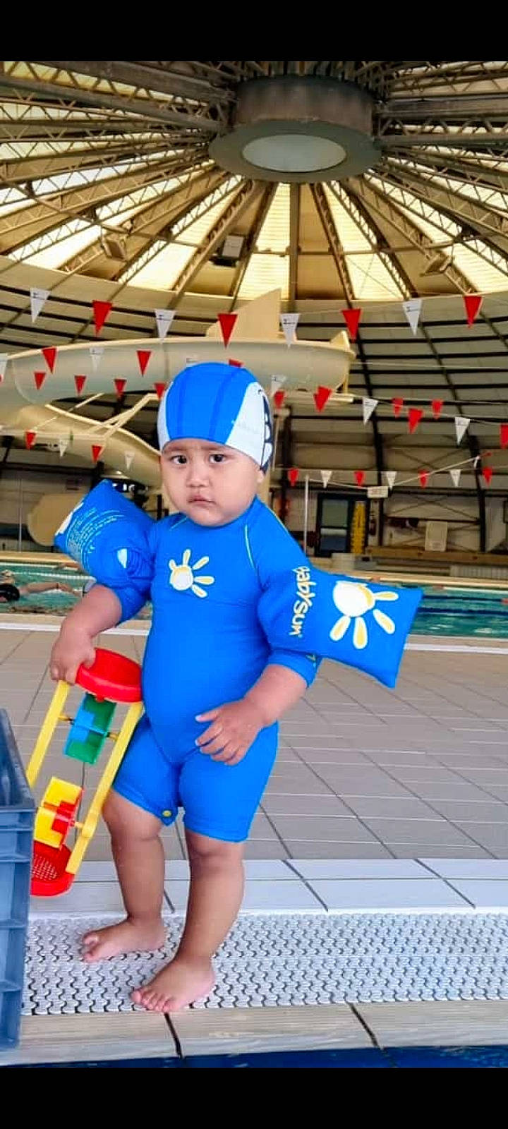 Luan a rejoint le concours — aidez-le/la à gagner de superbes lots ! baby_toddler_clothing, child, electric_blue, engineering, fun, happy, hat, headwear, human_leg, leisure, person, personal_protective_equipment, recreation, thigh, toddler, vacation, world