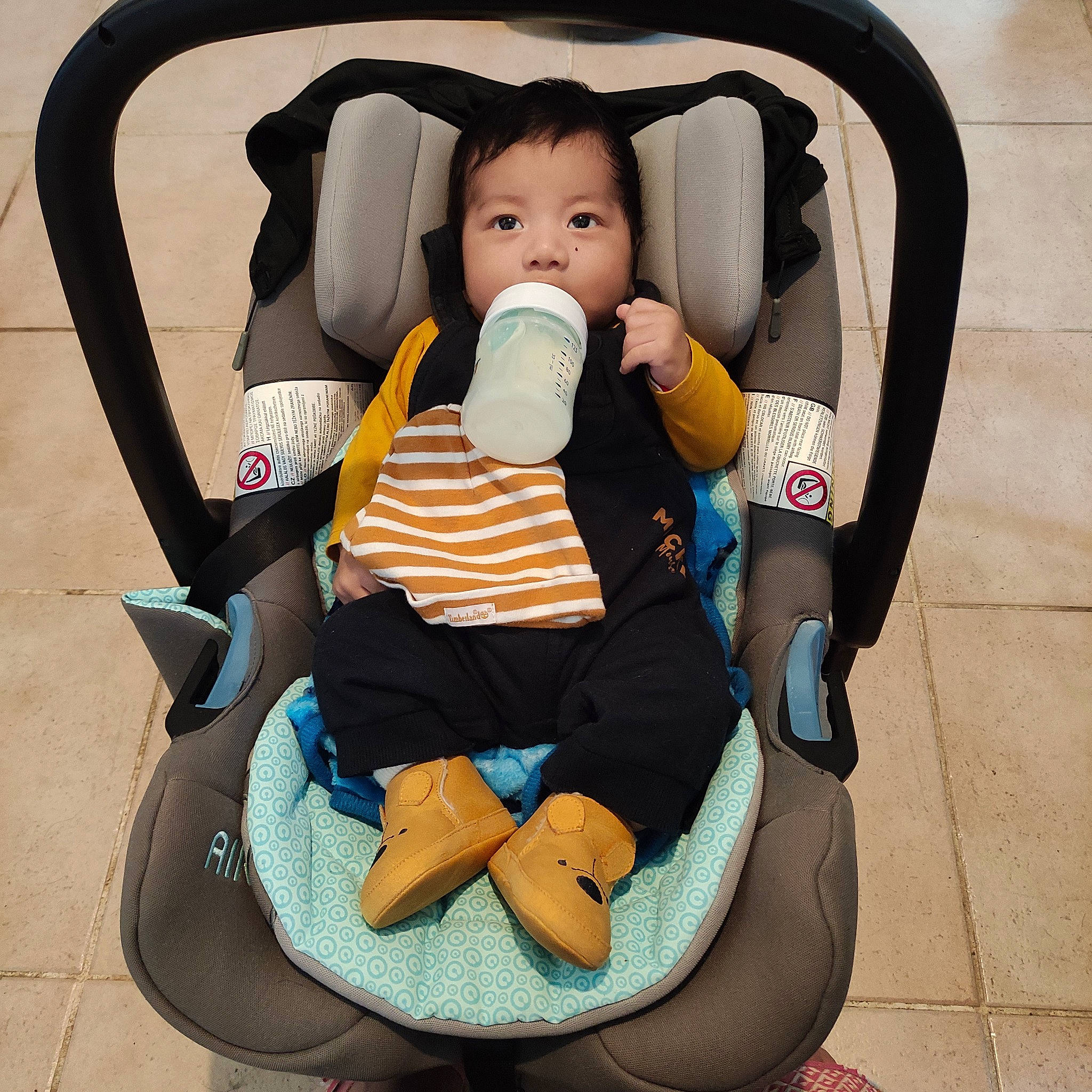 Luan participe au concours pour gagner de l'argent avec cette photo : arm, auto_part, baby, baby_carriage, baby_in_car_seat, baby_products, baby_safety, baby_toddler_clothing, car_seat, chair, child, comfort, electric_blue, face, human_body, person, photograph, service, sitting, thigh