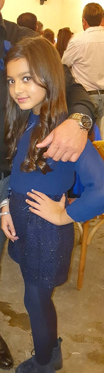 Brooklyn participe au concours pour gagner de l'argent avec cette photo : arm, dress, electric_blue, fashion, finger, gesture, hand, holding_hands, human_body, interaction, joint, joy, knee, nail, person, plant, thigh, tree, trunk, waist