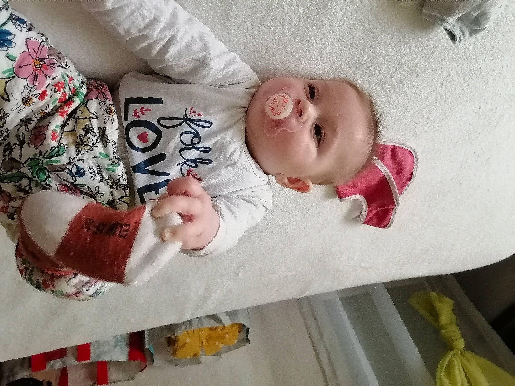 Lyséa participe au concours pour gagner de l'argent avec cette photo : arm, baby, baby_products, baby_toddler_clothing, carmine, child, comfort, eye, finger, happy, linens, pattern, person, room, skin, sleeve, textile, toddler, white