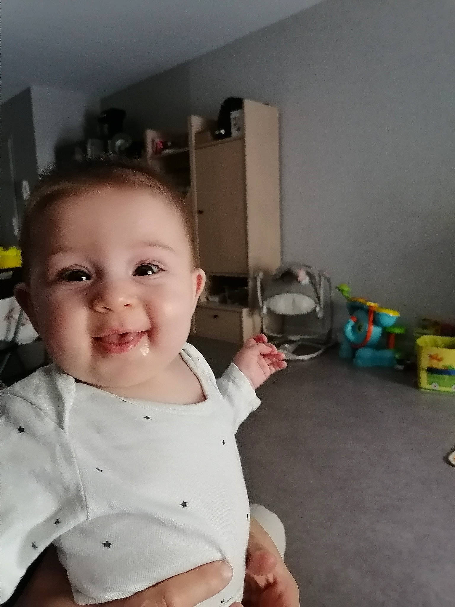 Lyséa participe au concours pour gagner de l'argent avec cette photo : abdomen, baby, baby_toddler_clothing, cheek, chest, child, eye, finger, flooring, fun, happy, joy, person, product, shelf, skin, sleeve, smile, standing, thumb