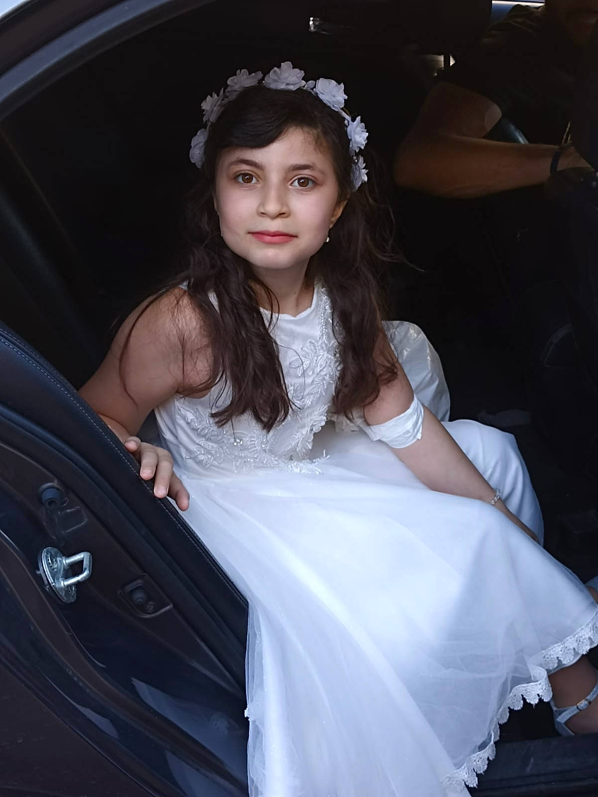 Jana participe au concours pour gagner de l'argent avec cette photo : black_hair, bridal_accessory, bridal_clothing, bridal_veil, bride, dress, event, fashion_design, flash_photography, formal_wear, gown, happy, headgear, headpiece, jewellery, joy, long_hair, makeover, motor_vehicle, person