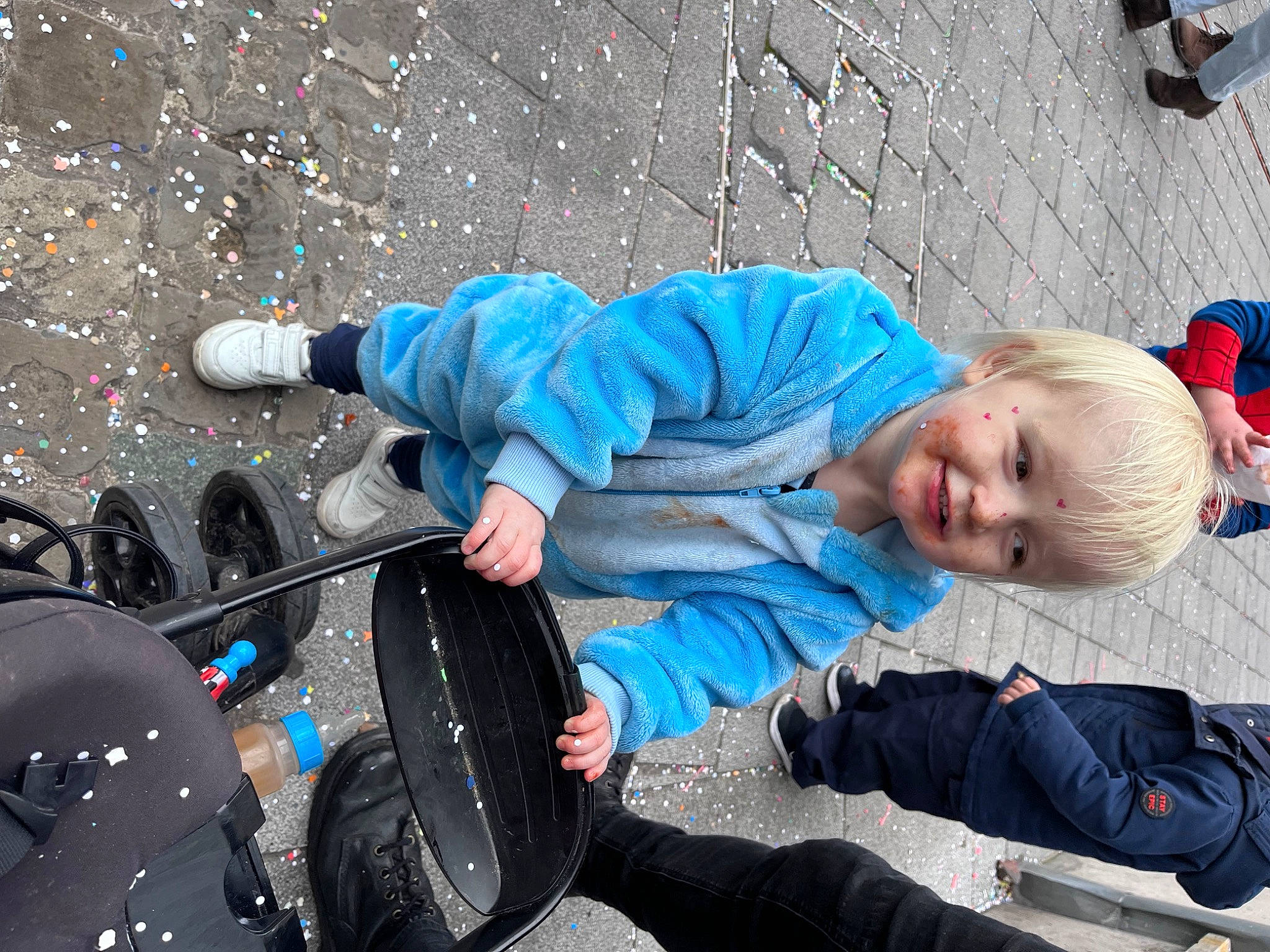 Maëlly a rejoint le concours — aidez-le/la à gagner de superbes lots ! auto_part, automotive_design, automotive_tire, baby, blue, child, electric_blue, fun, glass, joy, leisure, person, recreation, shoe, sitting, smile, sneakers, steering_wheel, toddler, tree