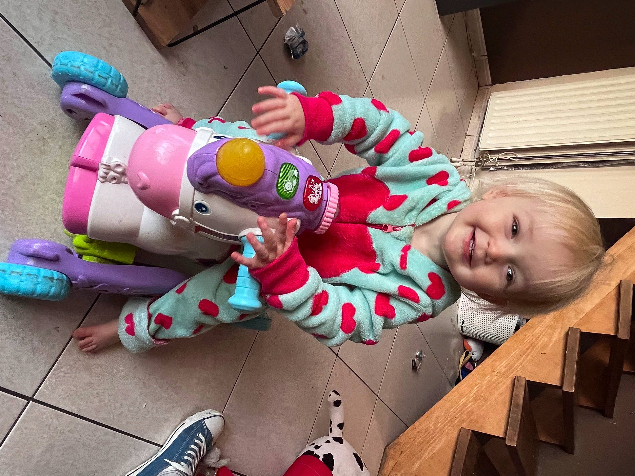 Maëlly a rejoint le concours — aidez-le/la à gagner de superbes lots ! baby, baby_products, baby_toddler_clothing, carmine, child, event, foot, fun, happy, holiday, human_leg, joy, lap, pattern, person, pink, shoe, sitting, smile, stuffed_toy