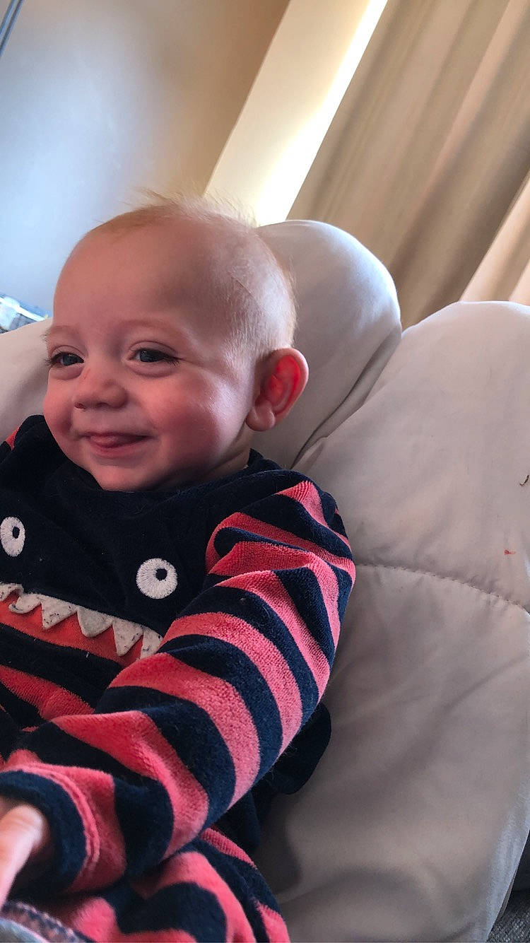 Noan a rejoint le concours — aidez-le/la à gagner de superbes lots ! baby, baby_toddler_clothing, carmine, cheek, child, chin, comfort, eye, facial_expression, flooring, fun, happy, joy, lip, mouth, nose, person, sitting, skin, sleeve