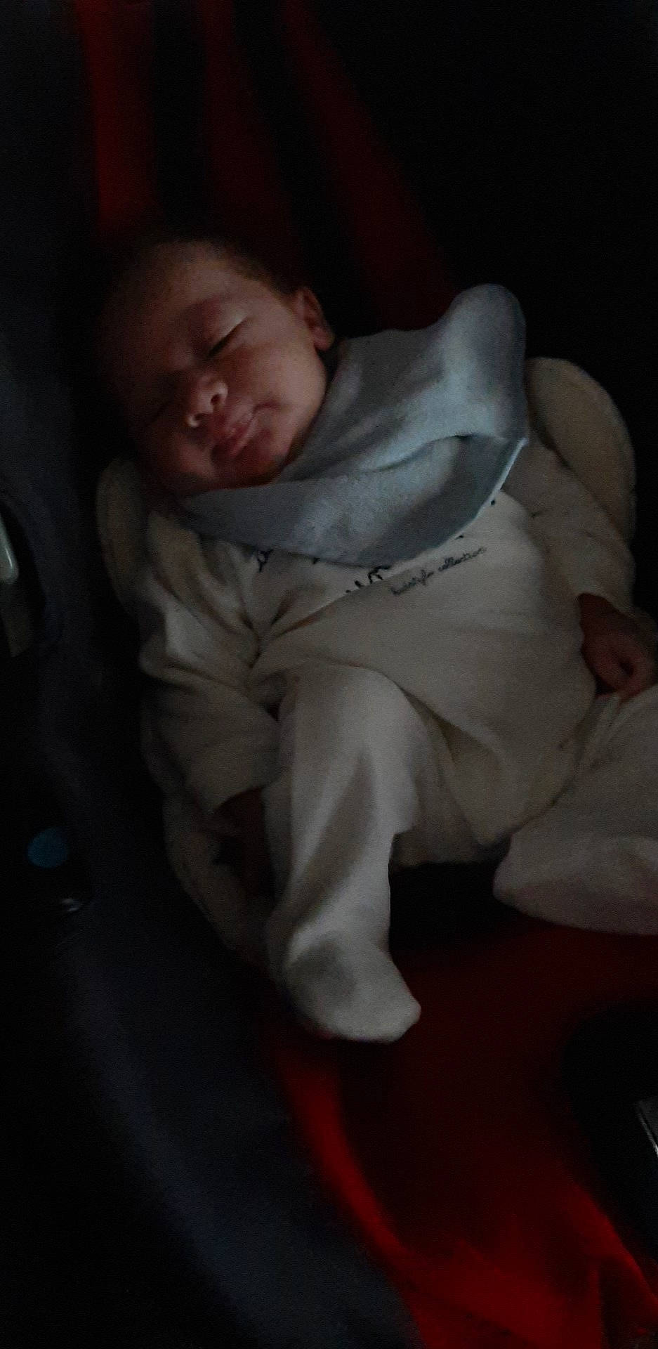 Tyméo participe au concours pour gagner de l'argent avec cette photo : arm, baby, bedtime, cheek, child, darkness, eye, fun, hand, leg, mouth, muscle, night, person, photography, skin, sleep, toddler