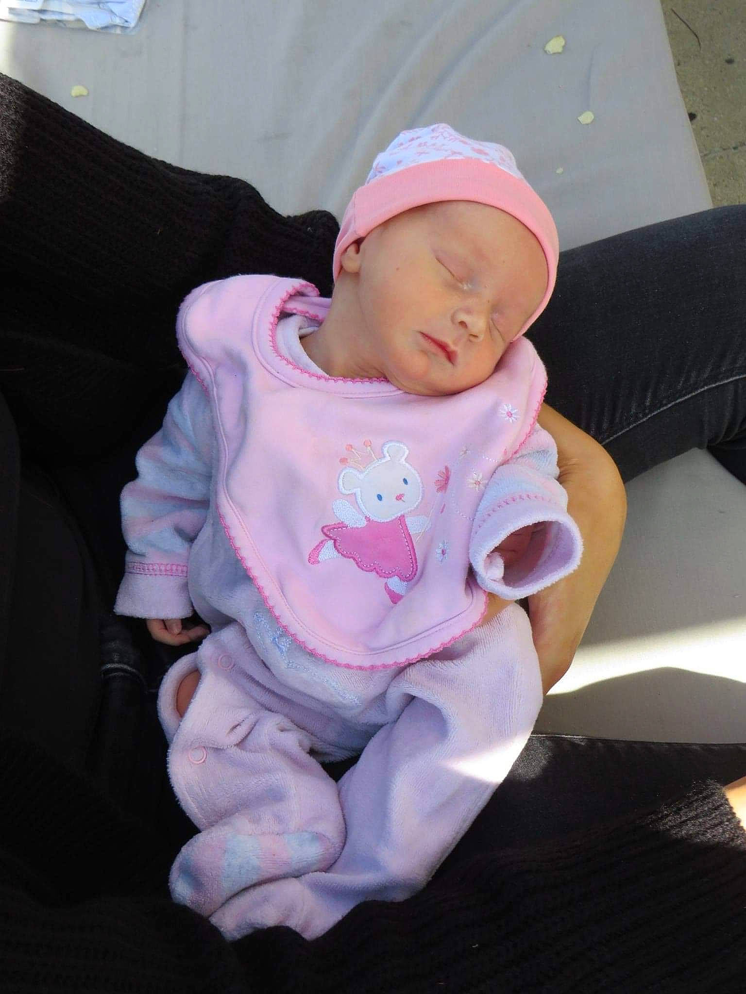 Maëlly a rejoint le concours — aidez-le/la à gagner de superbes lots ! baby, baby_products, baby_toddler_clothing, baseball_cap, cap, cheek, comfort, eye, face, fun, grass, hat, headwear, lip, magenta, person, pink, purple, sitting, sleeve