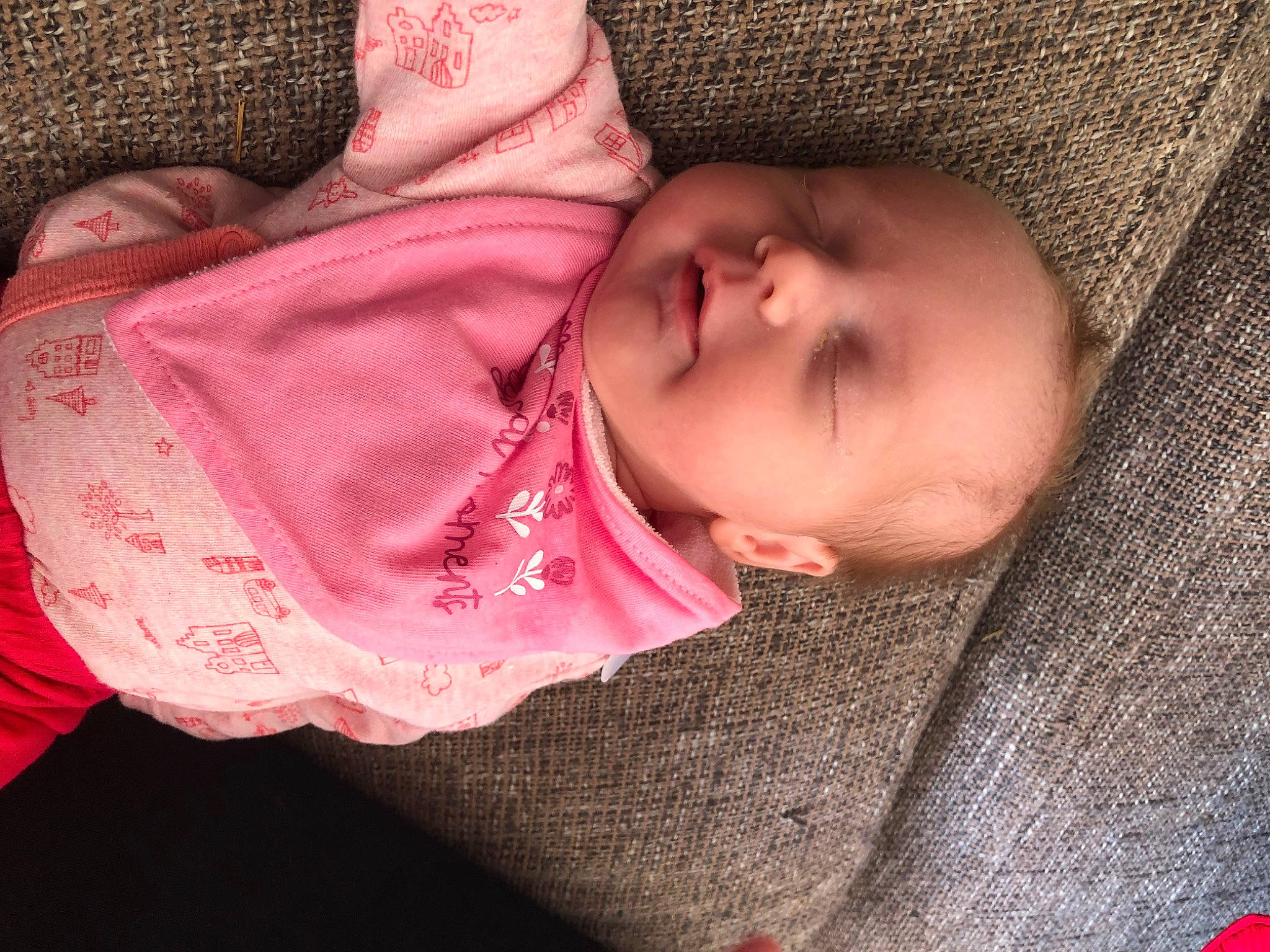 Maëlly participe au concours pour gagner de l'argent avec cette photo : baby, baby_products, baby_sleeping, baby_toddler_clothing, cheek, child, close_up, comfort, eye, eyebrow, eyelash, iris, linens, lip, mouth, nose, person, pink, skin, sleeve