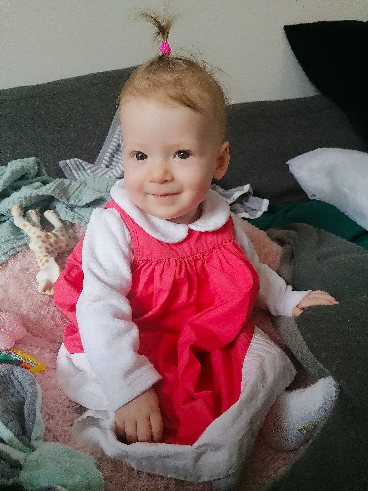 Mila a rejoint le concours — aidez-le/la à gagner de superbes lots ! baby, baby_toddler_clothing, cheek, child, chin, comfort, dress, eye, face, facial_expression, hairstyle, happy, head, human_body, iris, joy, person, pink, skin, sleeve