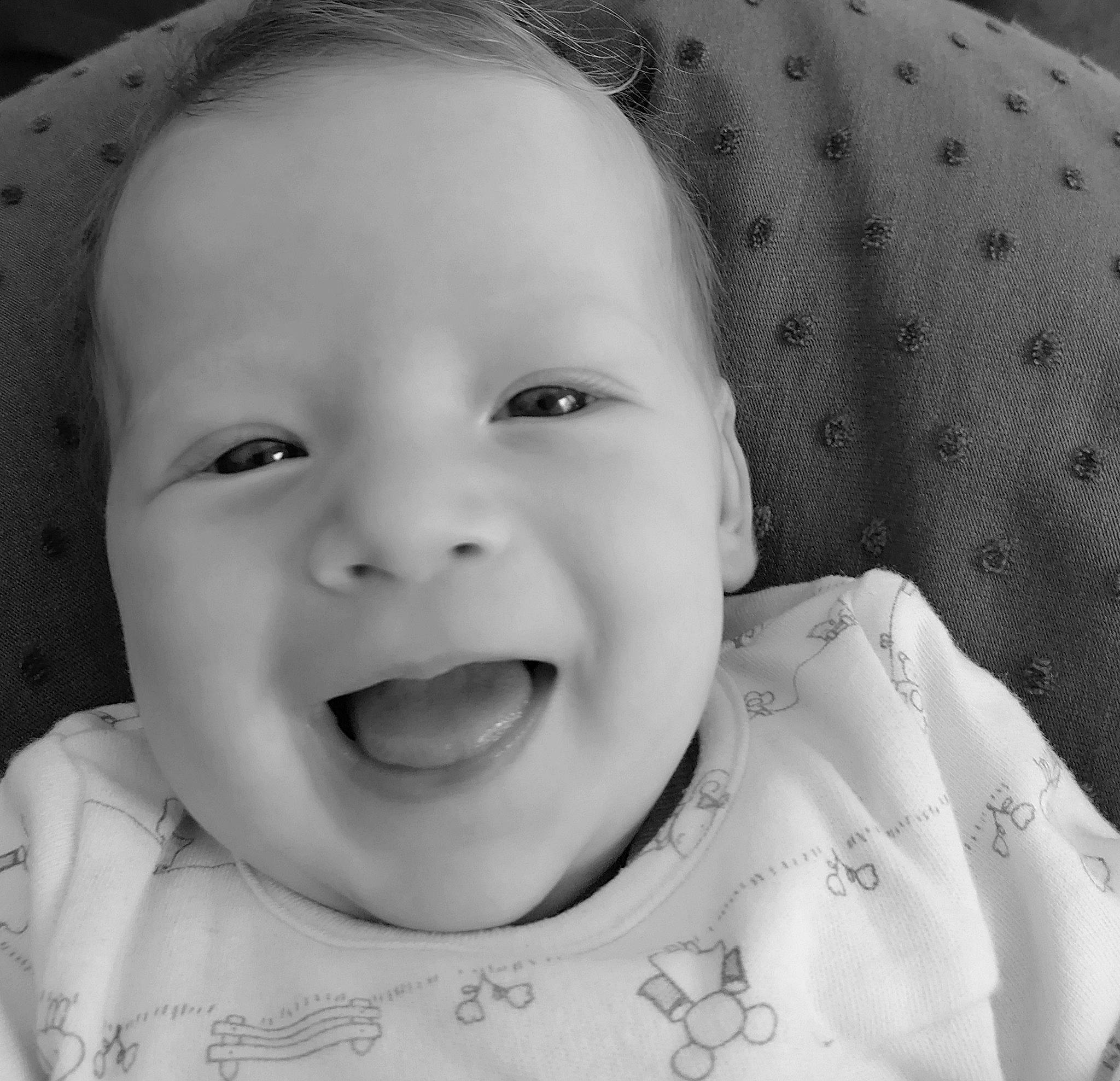 Mila participe au concours pour gagner de l'argent avec cette photo : baby_toddler_clothing, cheek, child, chin, ear, eyebrow, eyelash, facial_expression, forehead, happy, iris, jaw, lip, mouth, nose, organ, person, skin, sleeve, textile