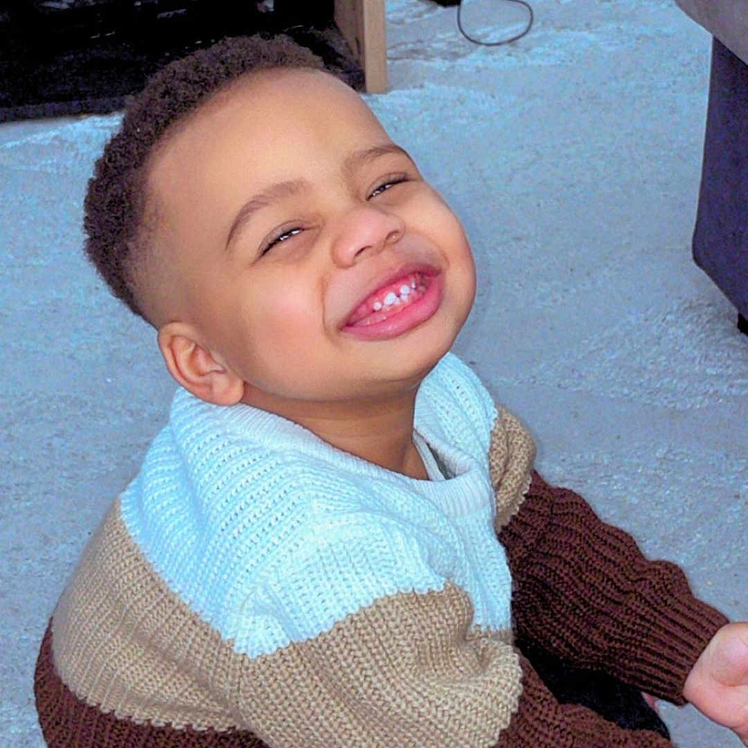 Sayon a rejoint le concours — aidez-le/la à gagner de superbes lots ! baby, bodypart, clothing, coat, face, furniture, happy, head, jacket, knitwear, mouth, pants, person, photography, portrait, sitting, smile, sweater, table, teeth