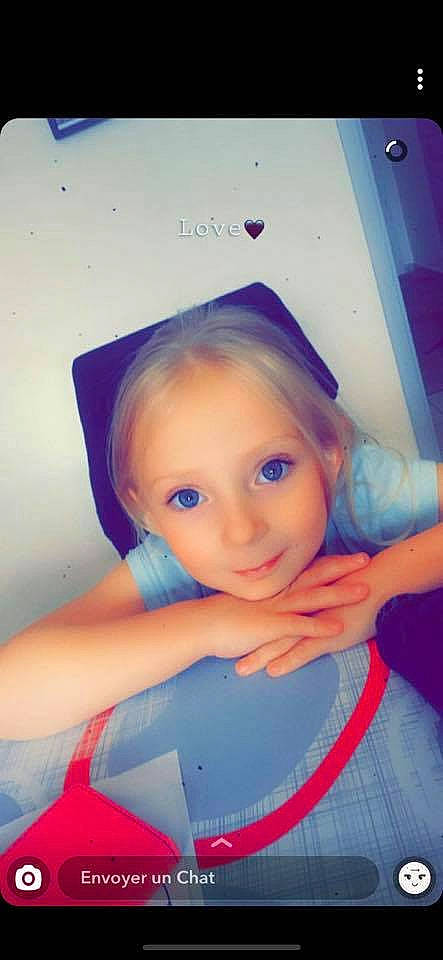 Luna participe au concours pour gagner de l'argent avec cette photo : arm, baby_toddler_clothing, blond, chin, electric_blue, eye, eyebrow, eyelash, fun, happy, iris, leisure, lip, long_hair, magenta, person, pink, recreation, skin, smile