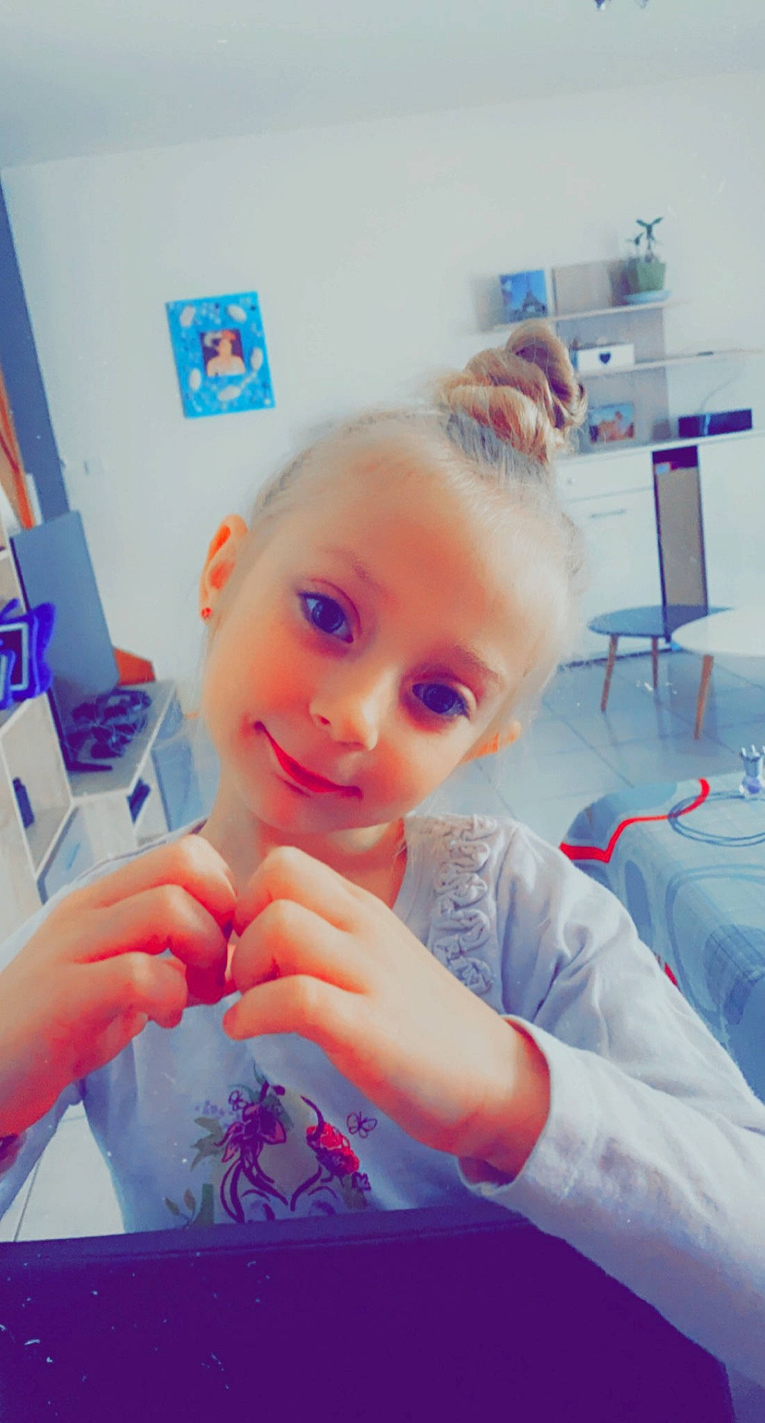 Luna a rejoint le concours — aidez-le/la à gagner de superbes lots ! art, blue, child, dress, electric_blue, eyelash, finger, fun, gesture, hand, happy, joy, nail, paint, person, plant, play, smile, t_shirt, thumb