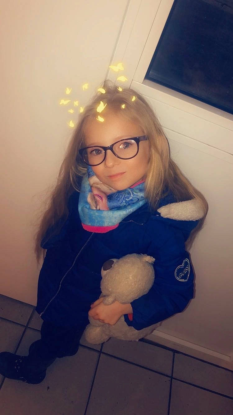 Luna a rejoint le concours — aidez-le/la à gagner de superbes lots ! beard, cool, electric_blue, eye, eyewear, facial_hair, finger, fun, gesture, glasses, glove, happy, human_body, lip, mouth, person, personal_protective_equipment, purple, selfie, thumb