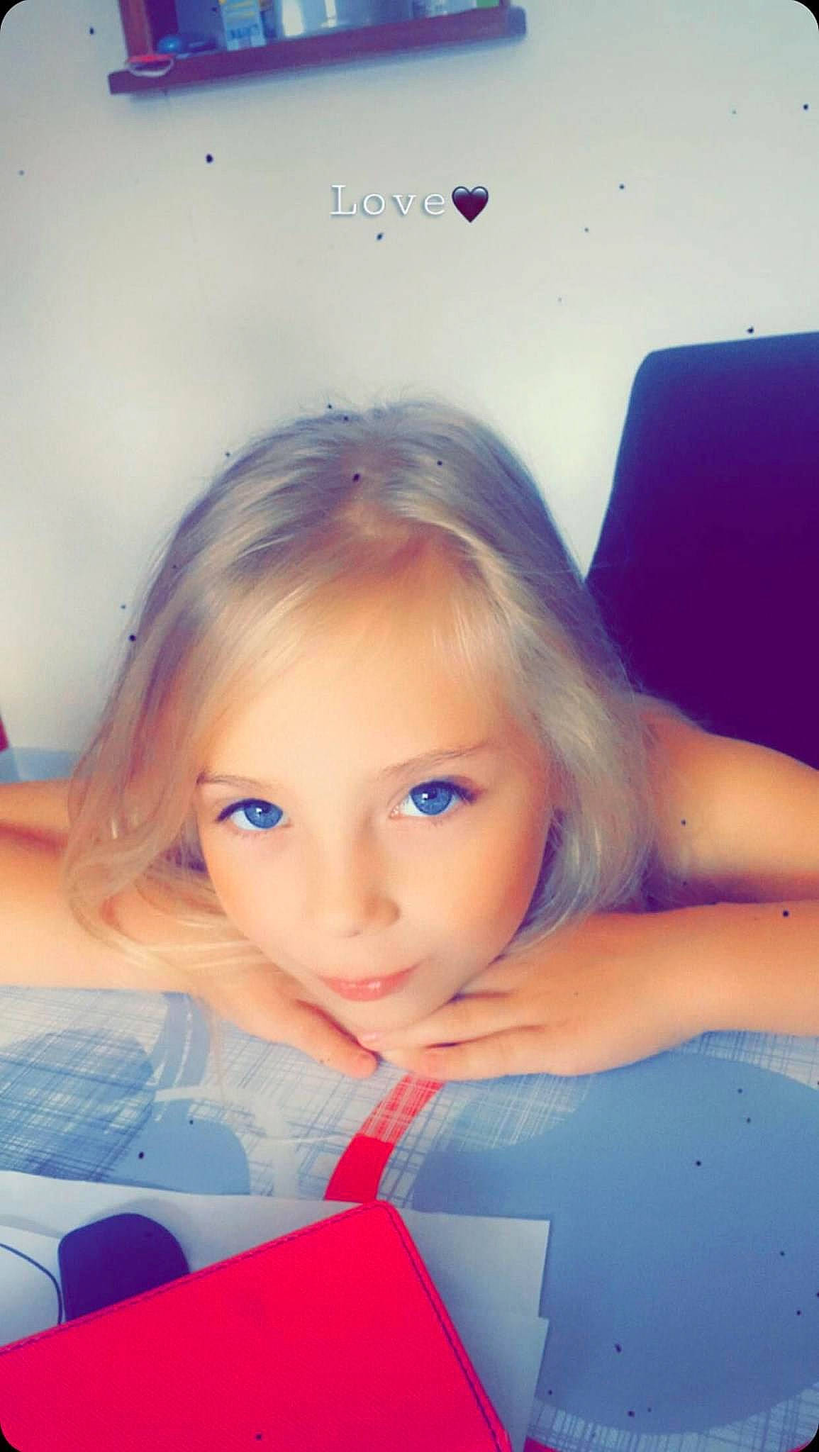 Kelya participe au concours pour gagner de l'argent avec cette photo : beauty, blond, brown_hair, child, electric_blue, eyebrow, eyelash, flash_photography, flooring, fun, happy, human_leg, leisure, lip, long_hair, person, recreation, room, sitting, toddler