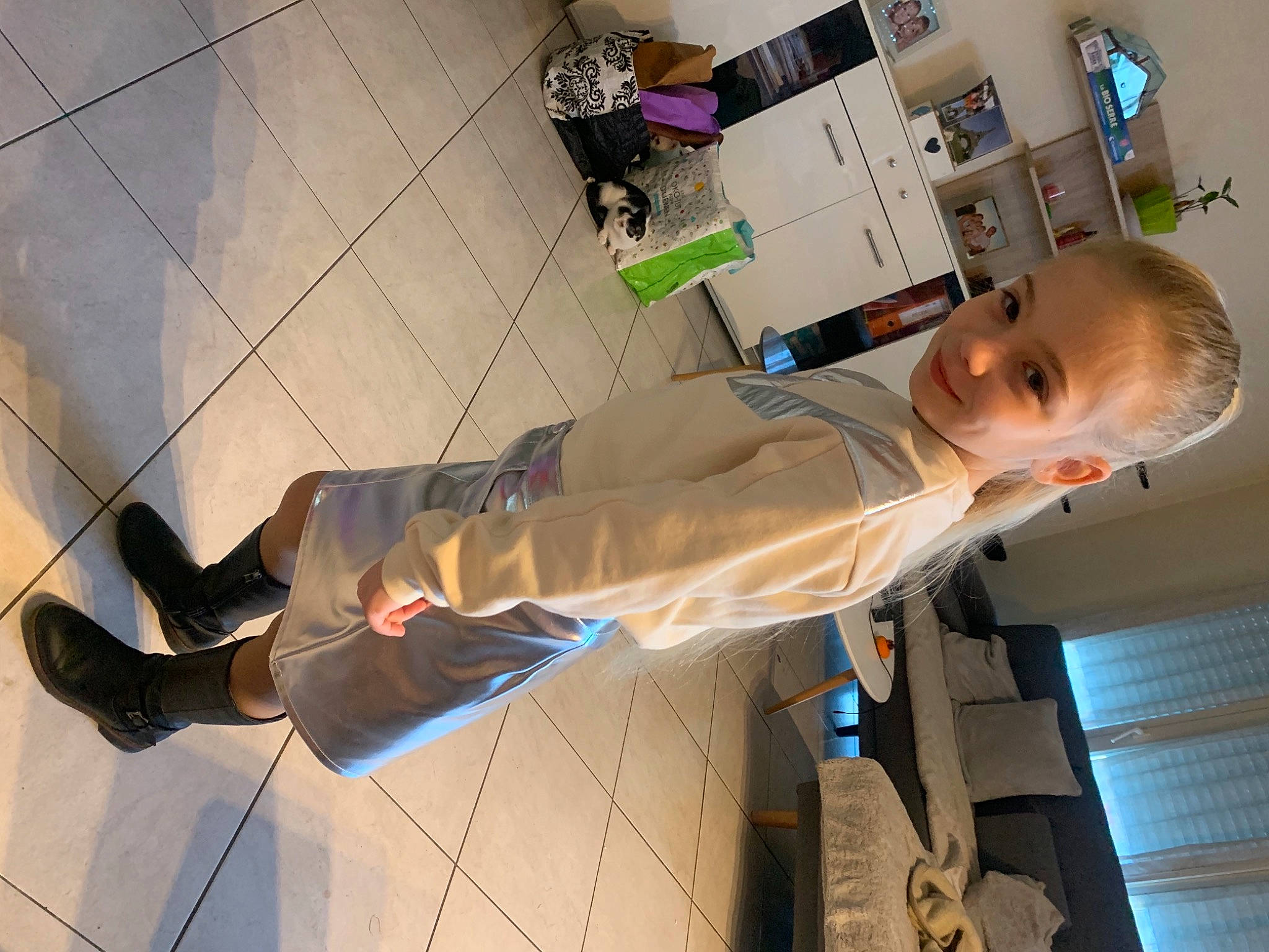 Kelya a rejoint le concours — aidez-le/la à gagner de superbes lots ! flooring, foot, fun, human_leg, joy, knee, machine, person, sandal, service, smile, space, thigh, toddler