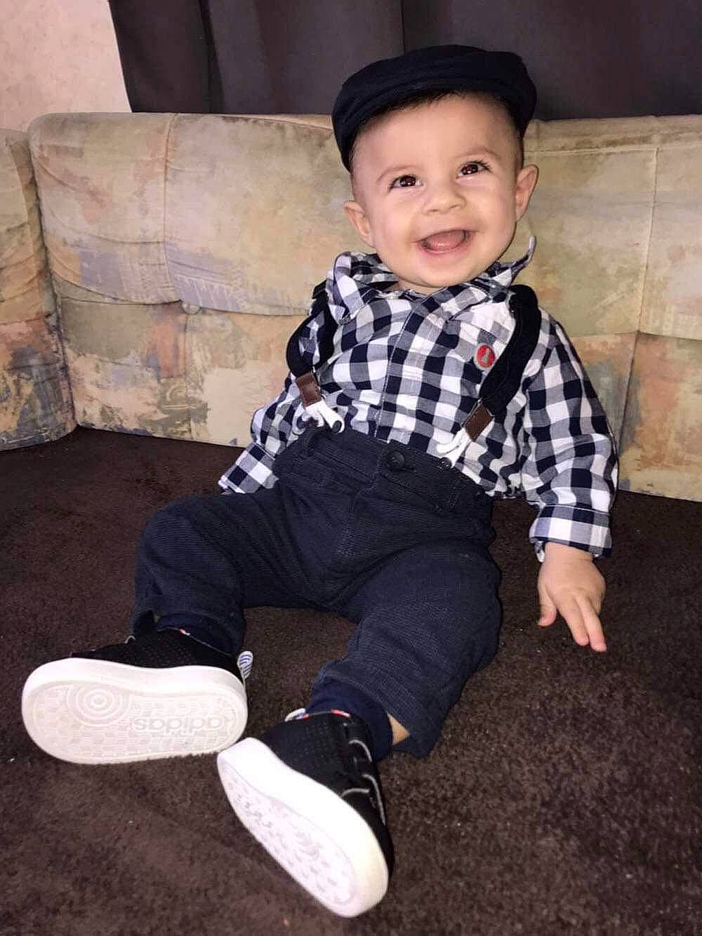 Dayron participe au concours pour gagner de l'argent avec cette photo : baby_toddler_clothing, denim, dress_shirt, electric_blue, flash_photography, formal_wear, fun, happy, hat, joy, pattern, person, plaid, shoe, sitting, sleeve, smile, sock, t_shirt, tartan