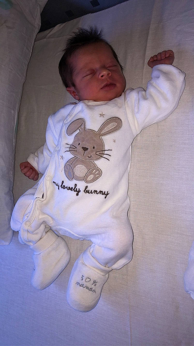 Dayron participe au concours pour gagner de l'argent avec cette photo : baby, baby_products, baby_safety, baby_sleeping, baby_toddler_clothing, child, comfort, font, gesture, happy, hoodie, infant_bed, linens, person, room, sleeve, stuffed_toy, t_shirt, textile, thumb