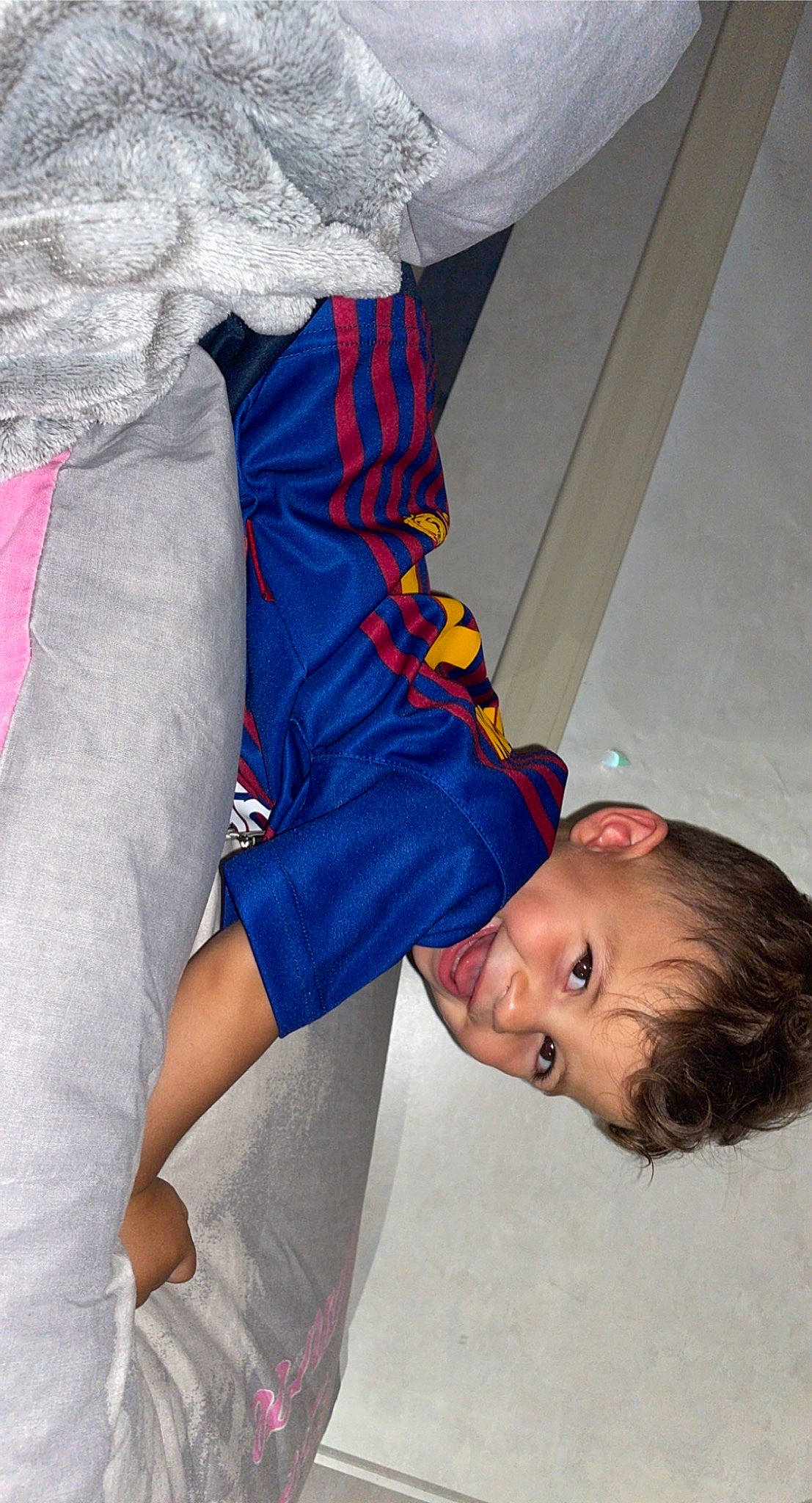 Dayron a rejoint le concours — aidez-le/la à gagner de superbes lots ! baby_toddler_clothing, carmine, child, comfort, elbow, electric_blue, fun, gesture, hand, happy, human_body, human_leg, joint, leg, person, room, shoulder, sleeve, smile, t_shirt