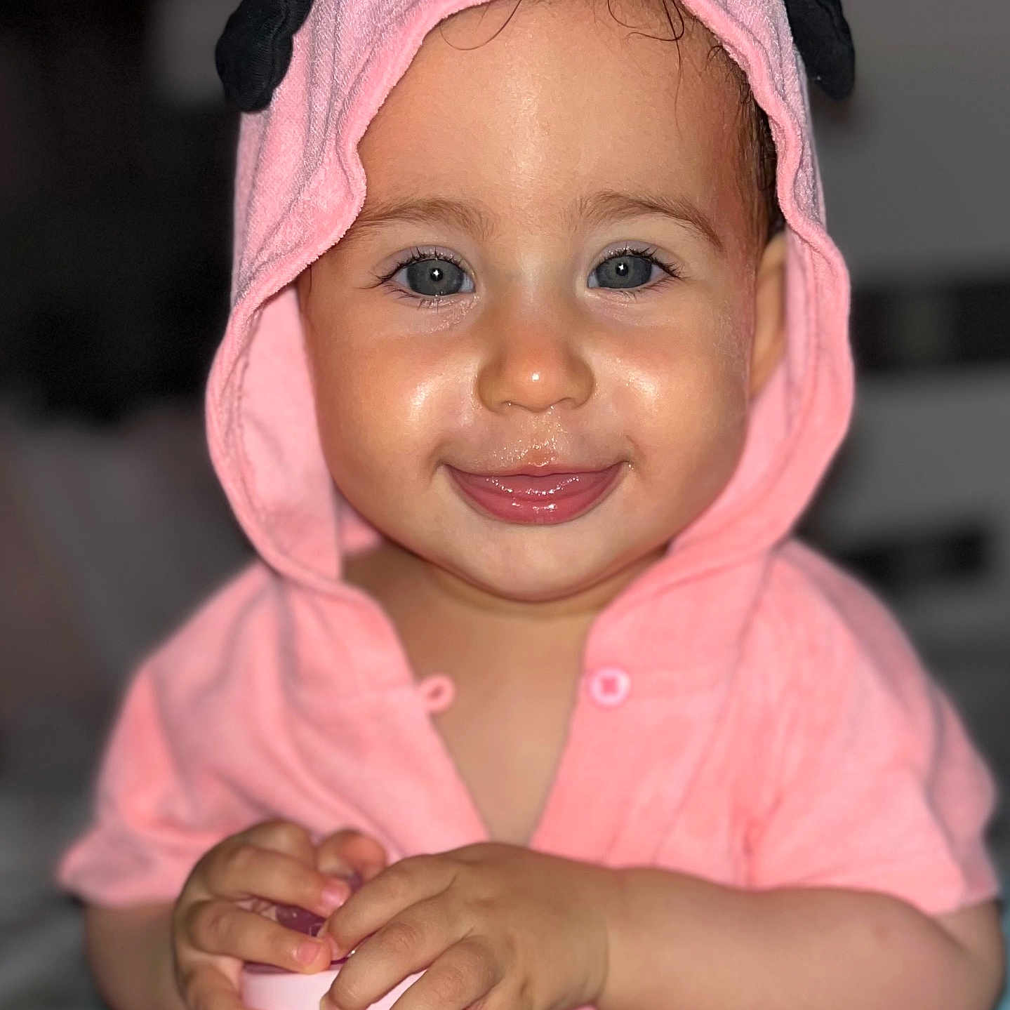 Thalia a rejoint le concours — aidez-le/la à gagner de superbes lots ! adorable, baby, baby_girl, blue_eyes, bottle, child, closeup, clothing, cute, face, hands, happy, hood, indoor, infant, pink_towel, portrait, sitting, skin, smile