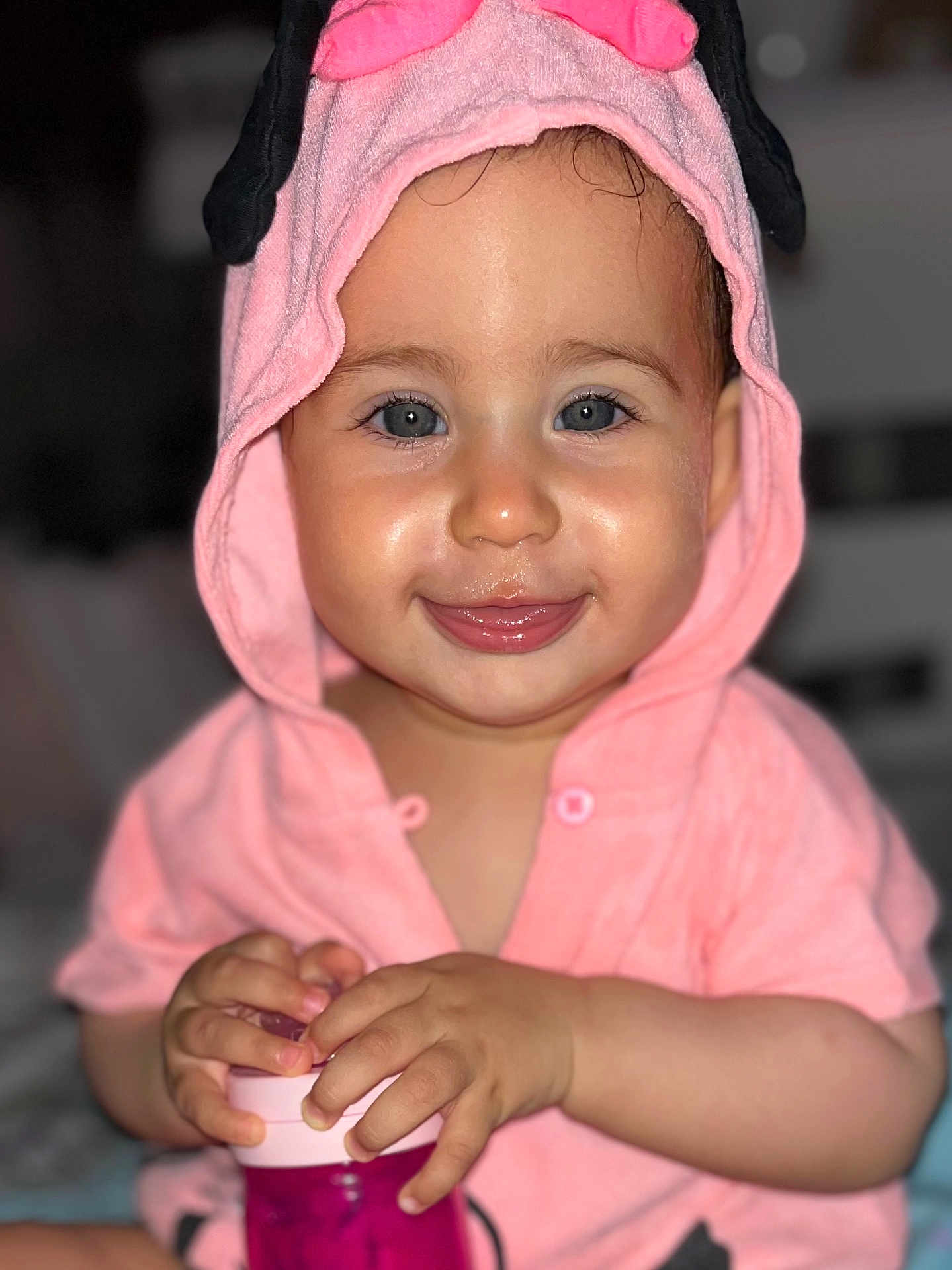 Thalia a rejoint le concours — aidez-le/la à gagner de superbes lots ! baby, child, pink_towel, hood, smile, blue_eyes, bottle, hands, cute, portrait, indoor, skin, face, happy, infant, clothing, baby_girl, sitting, closeup, adorable
