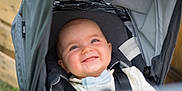 Léo a rejoint le concours — aidez-le/la à gagner de superbes lots ! baby, smiling, stroller, bow_tie, child, happy, infant, seatbelt, outdoor, fabric, canopy, closeup, cute, portrait, person, clothing, head, baby_boy, face, seat