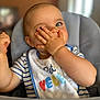 Léo participe au concours pour gagner de l'argent avec cette photo : baby, child, highchair, bib, striped_shirt, face, hand, pea, food, smile, happy, indoor, cute, plump, skin, short_hair, person, infant, feeding, playful