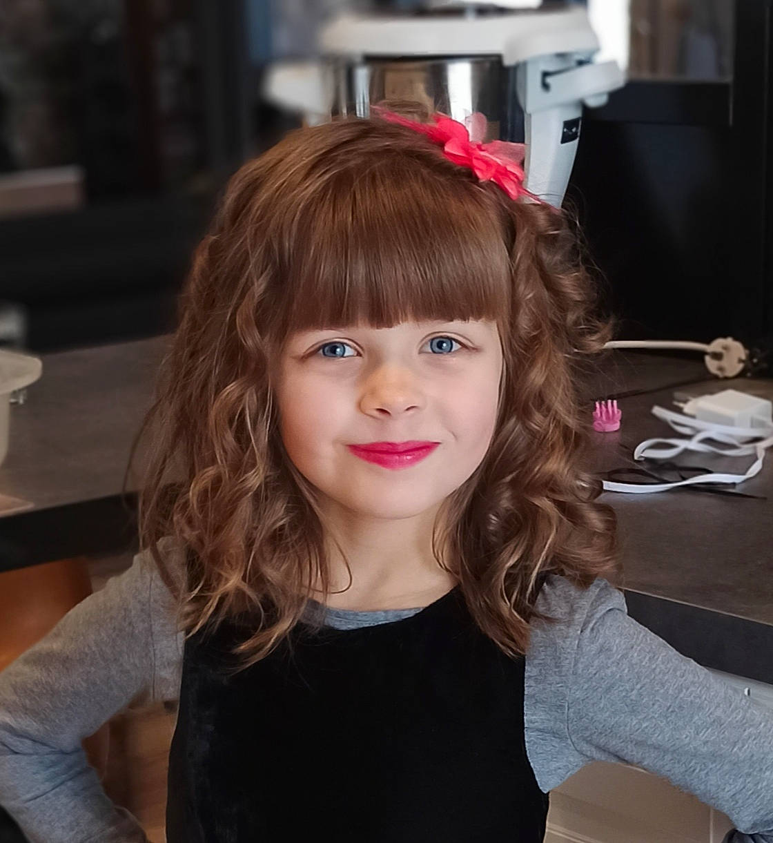 Jane participe au concours pour gagner de l'argent avec cette photo : bangs, beauty, blond, brown_hair, child_model, chin, face, fashion_accessory, feathered_hair, forehead, hair, hair_coloring, hairstyle, hime_cut, layered_hair, lip, long_hair, makeover, person, smile