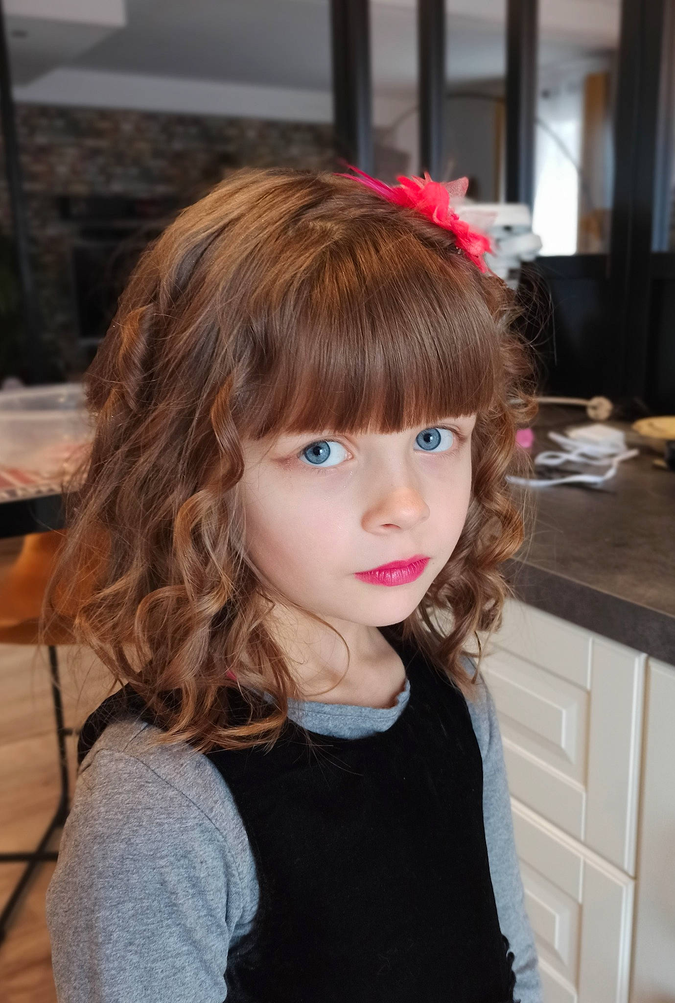 Jane a rejoint le concours — aidez-le/la à gagner de superbes lots ! bangs, blond, brown_hair, child, child_model, fashion_accessory, feathered_hair, hair, hair_accessory, hair_coloring, hairstyle, hime_cut, layered_hair, long_hair, person