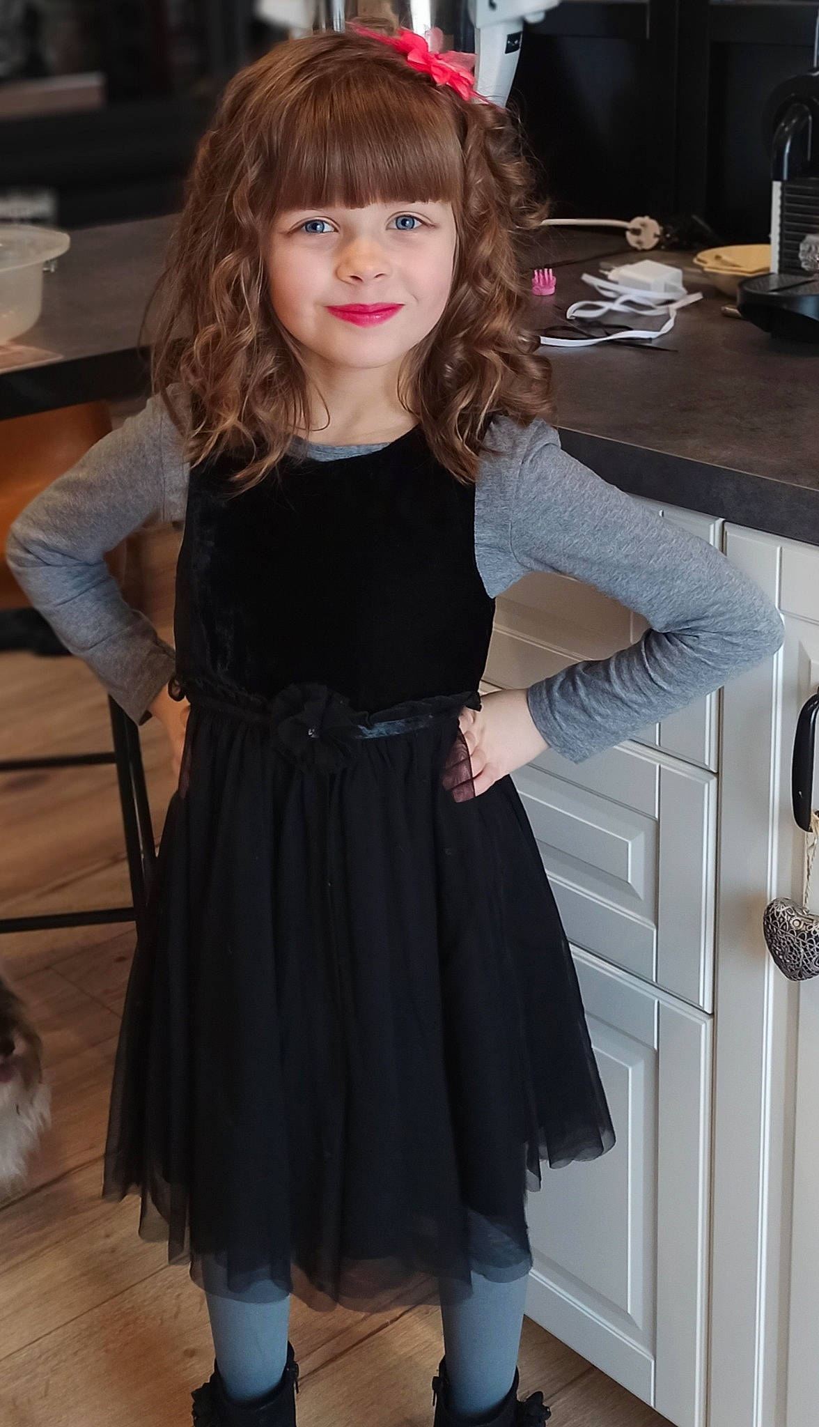 Jane participe au concours pour gagner de l'argent avec cette photo : bangs, black, blond, brown_hair, child, child_model, clothing, dress, hair, hairstyle, lip, little_black_dress, long_hair, outerwear, person, shoulder, sleeve, tights, trunk, waist