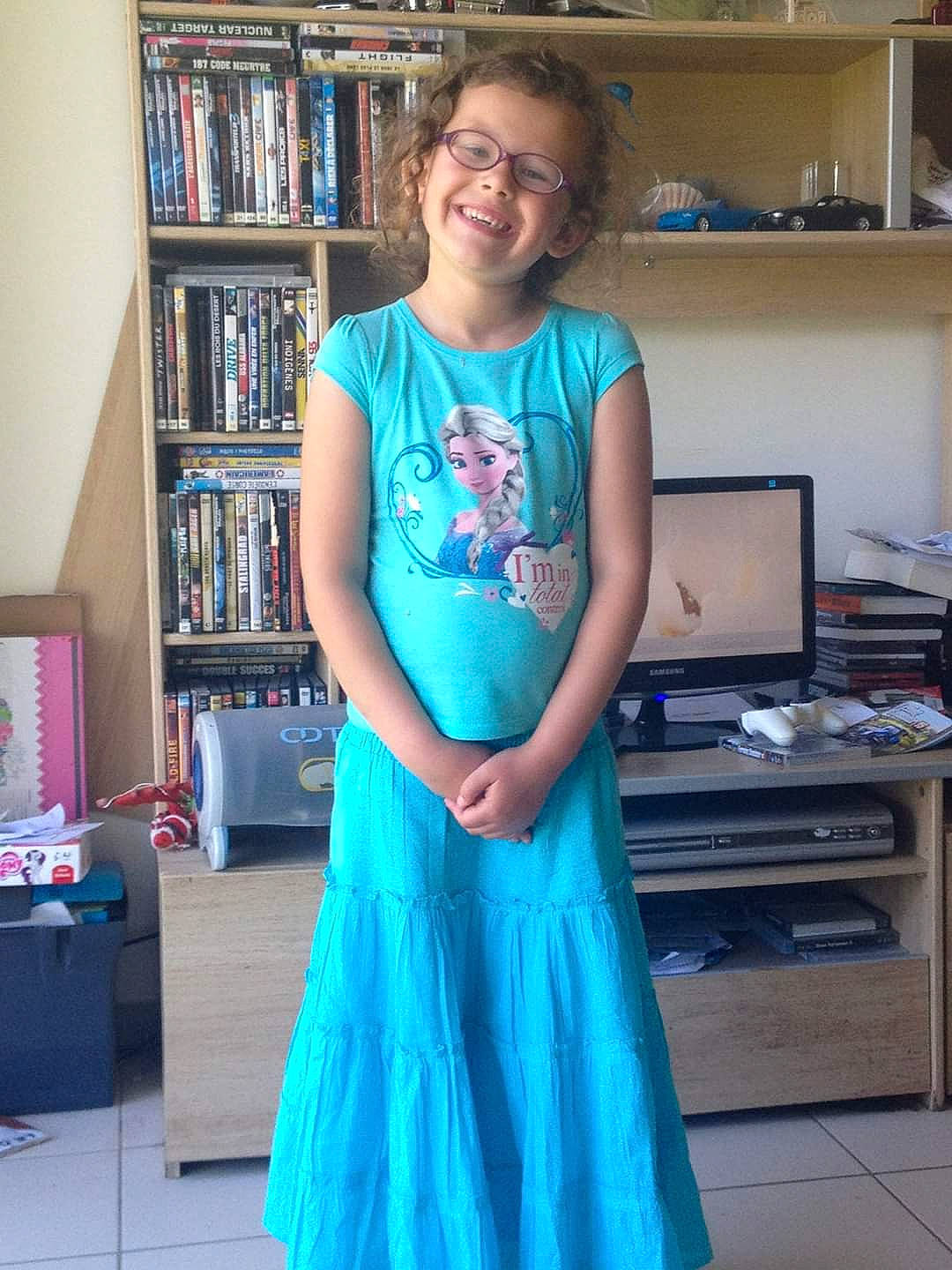 Oceanne a rejoint le concours — aidez-le/la à gagner de superbes lots ! aqua, blue, clothing, costume, day_dress, dress, electric_blue, fashion_design, formal_wear, gown, joy, pattern, person, shoulder, teal, turquoise