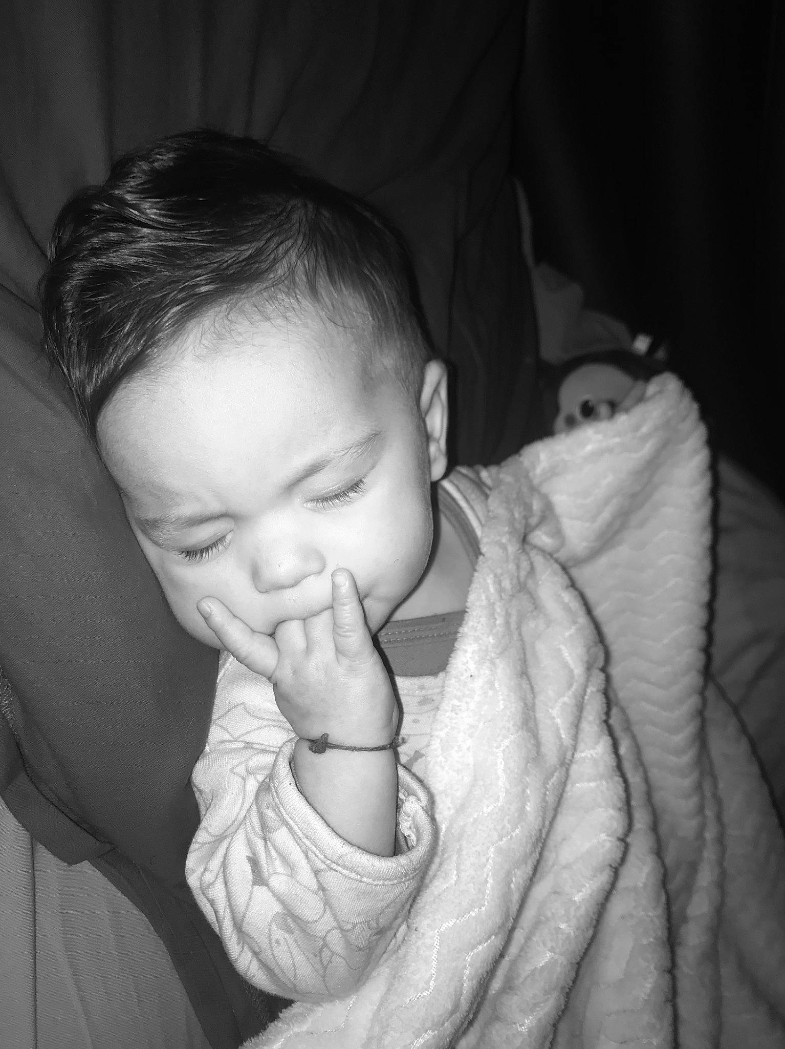 Kellya a rejoint le concours — aidez-le/la à gagner de superbes lots ! arm, baby, black, black_and_white, cheek, child, eye, face, hand, head, lip, monochrome, monochrome_photography, mouth, nose, person, photograph, skin, snapshot, toddler