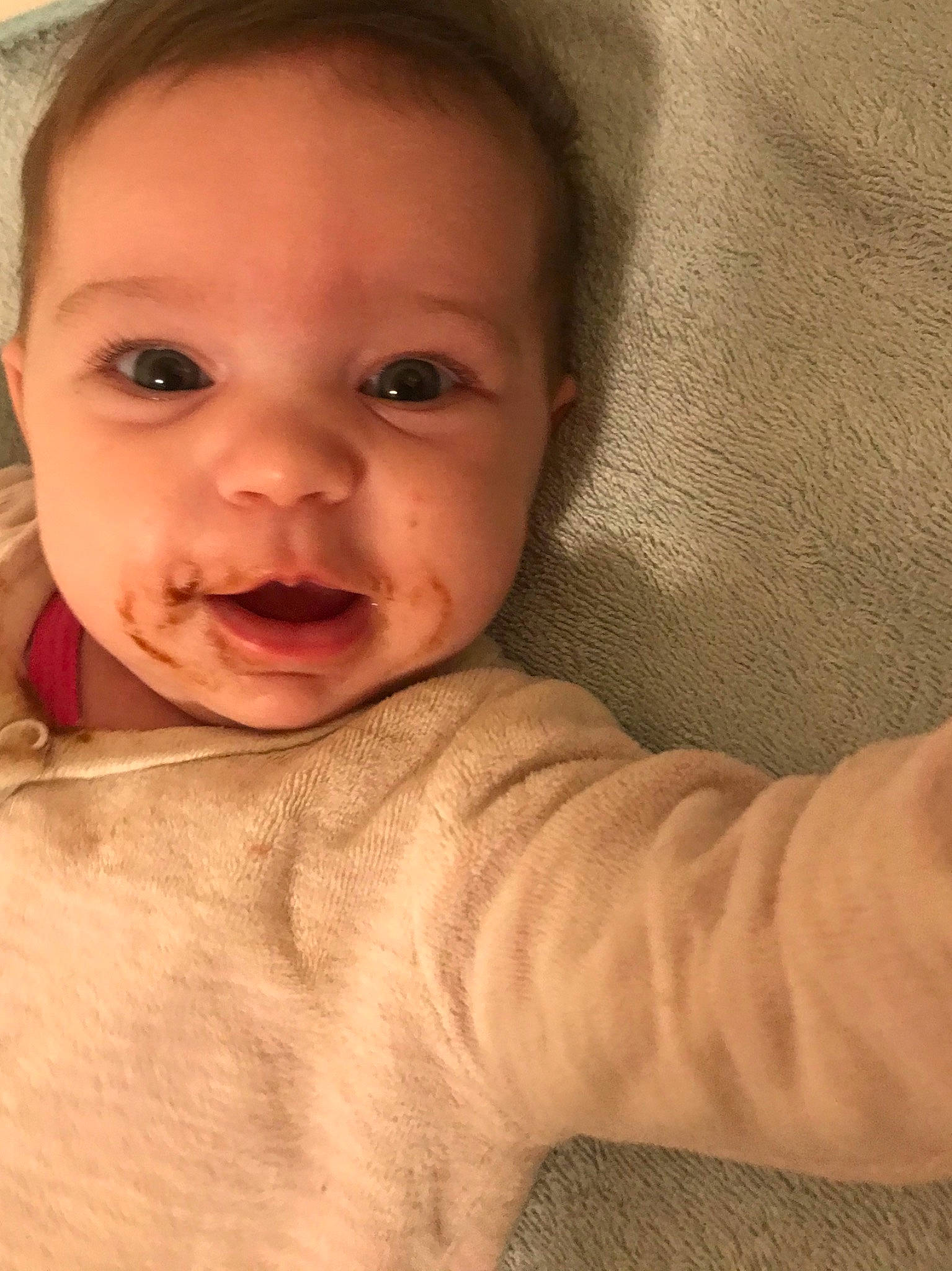 Kellya participe au concours pour gagner de l'argent avec cette photo : arm, baby, cheek, child, chin, close_up, eye, eyebrow, face, facial_expression, forehead, hand, head, lip, mouth, muscle, nose, person, skin, smile