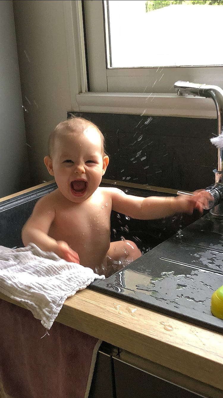 Callie a rejoint le concours — aidez-le/la à gagner de superbes lots ! arm, baby, chest, child, countertop, finger, flooring, fun, gas, hairstyle, hand, happy, joint, person, plumbing_fixture, smile, snapshot, standing, tap, thumb