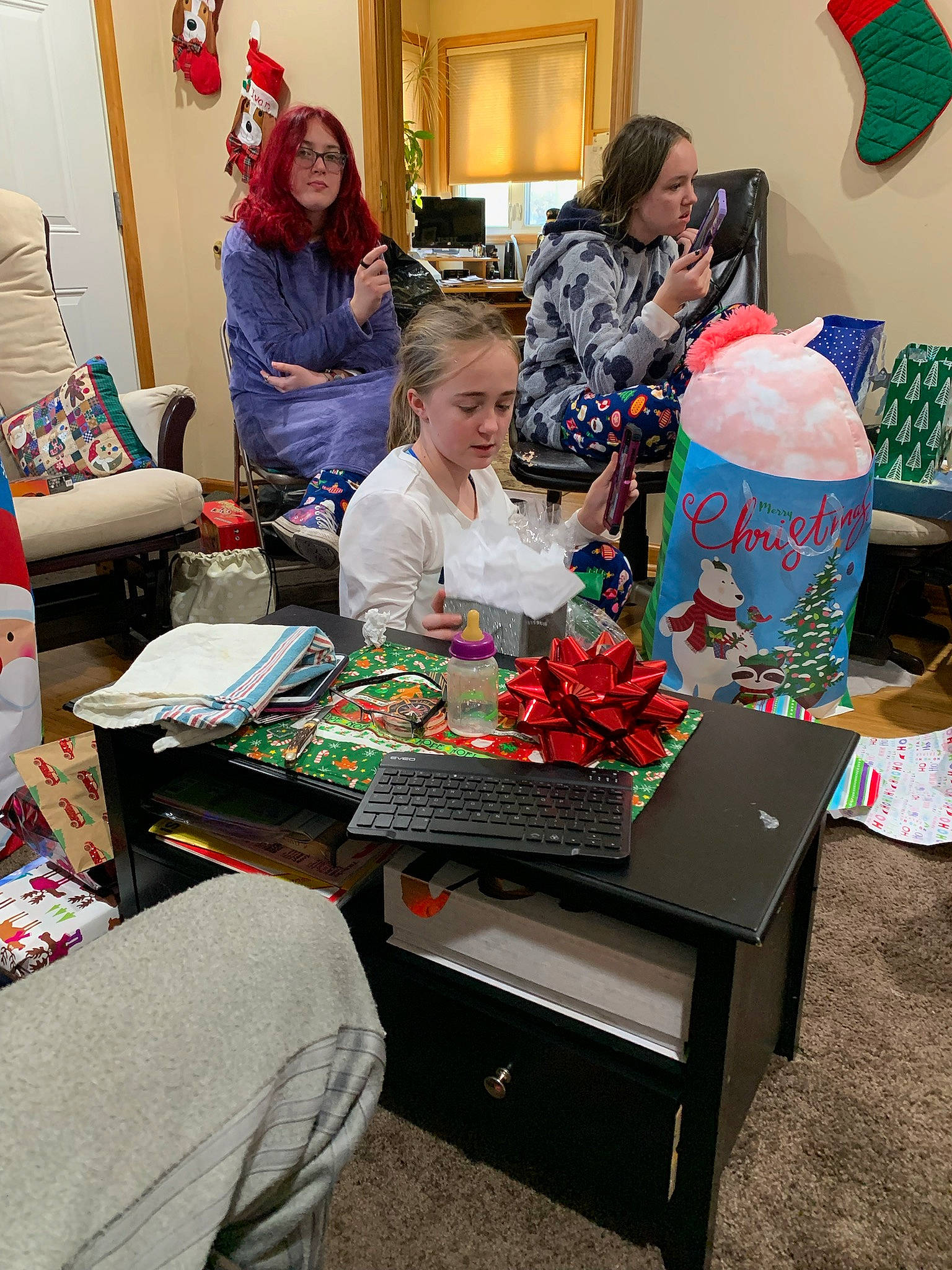 Patricia is registered to the contest to win money with this photo: art, artist, blue, curtain, door, event, floral_design, floristry, flower, fun, green, holiday, leisure, person, play, recreation, room, sitting, smile, t_shirt