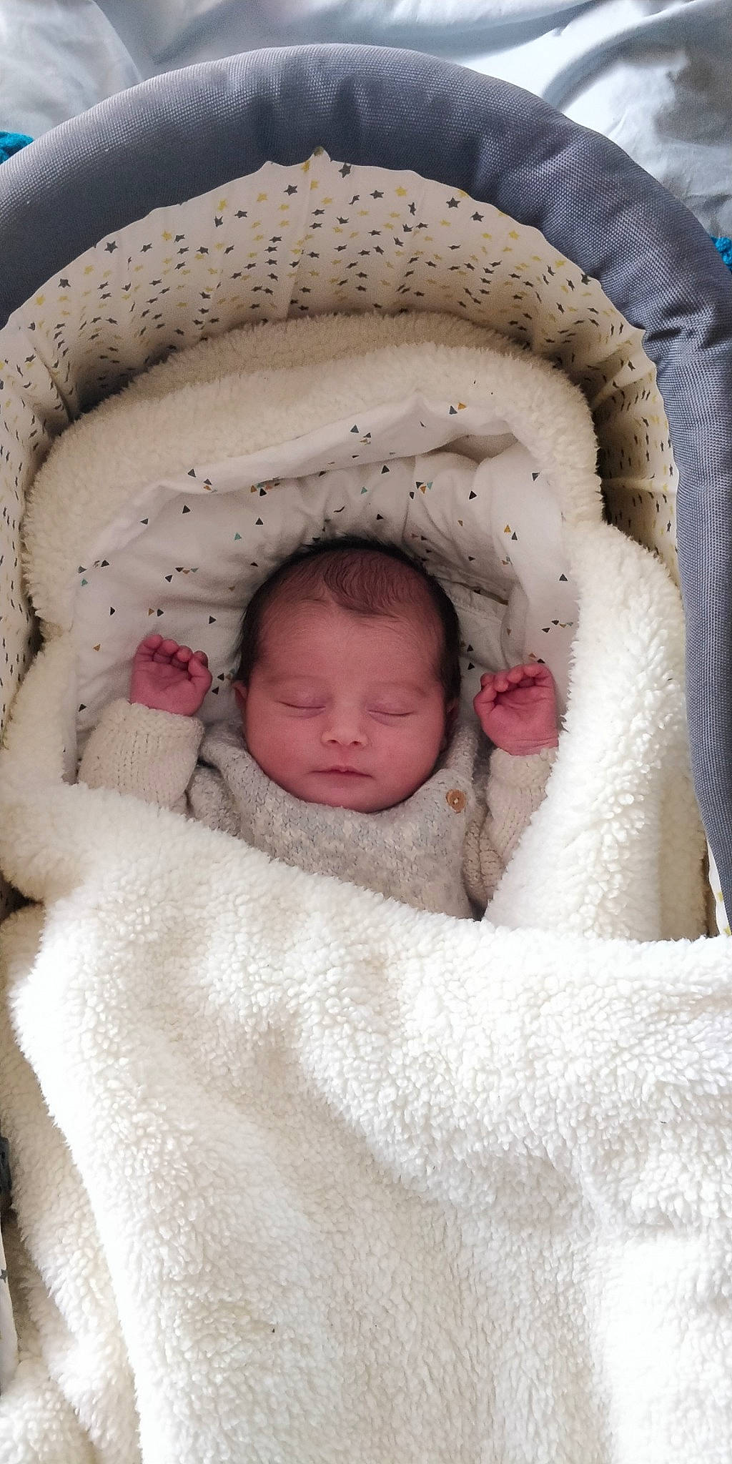 Arya a rejoint le concours — aidez-le/la à gagner de superbes lots ! baby, baby_products, baby_sleeping, baby_toddler_clothing, bedtime, cheek, child, chin, comfort, eye, head, human_body, infant_bed, linens, mouth, nose, person, product, skin, textile