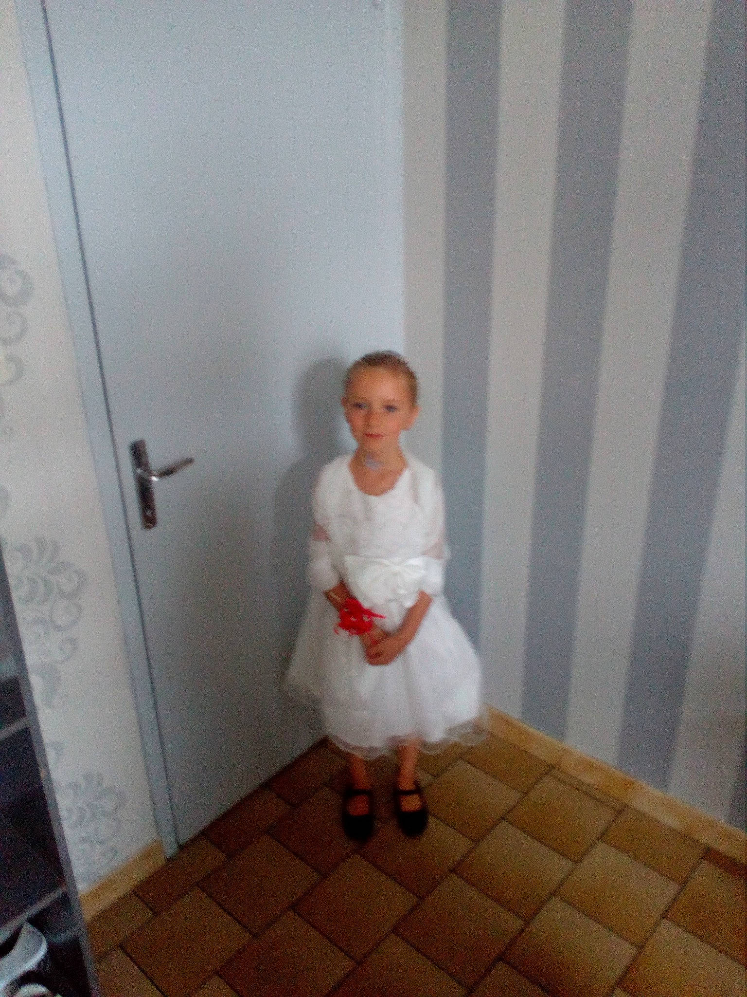 Lalita participe au concours pour gagner de l'argent avec cette photo : child, dress, floor, flooring, person, room, toddler